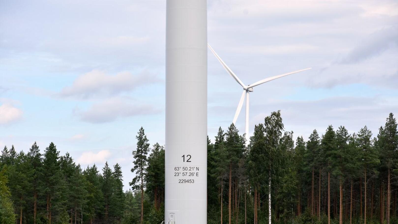 Kuuronkallion voimala numero 12 on yksi syrjäisimmistä tuulipuiston voimaloista. Se sijaitsee reilu 7 kilometrin päässä Kannuksen taajamasta.