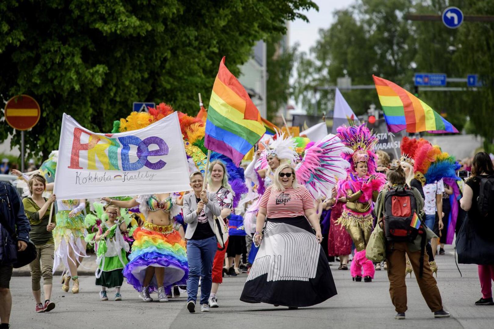 Virpi Karhu ja Tiina Isotalus Kokkolan Pride-kulkueen keulassa kesäkuussa 2018.