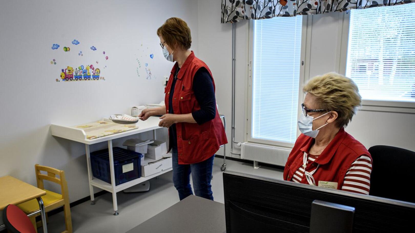 Terveydenhoitajat Sanna Huhtamäki ja Eija Holmström järjestelevät koronarokotuksia Sievissä.