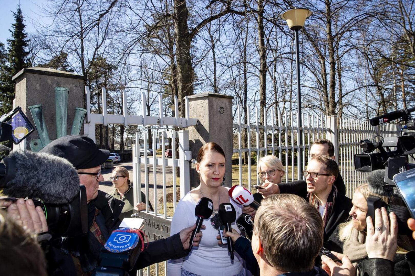 Puoluesihteeri Riikka Pirkkalainen tuli puoluehallituksen kokouksesta kertomaan Kesärannan ulkopuolella odottaneille toimittajille kokouspäätöksistä.