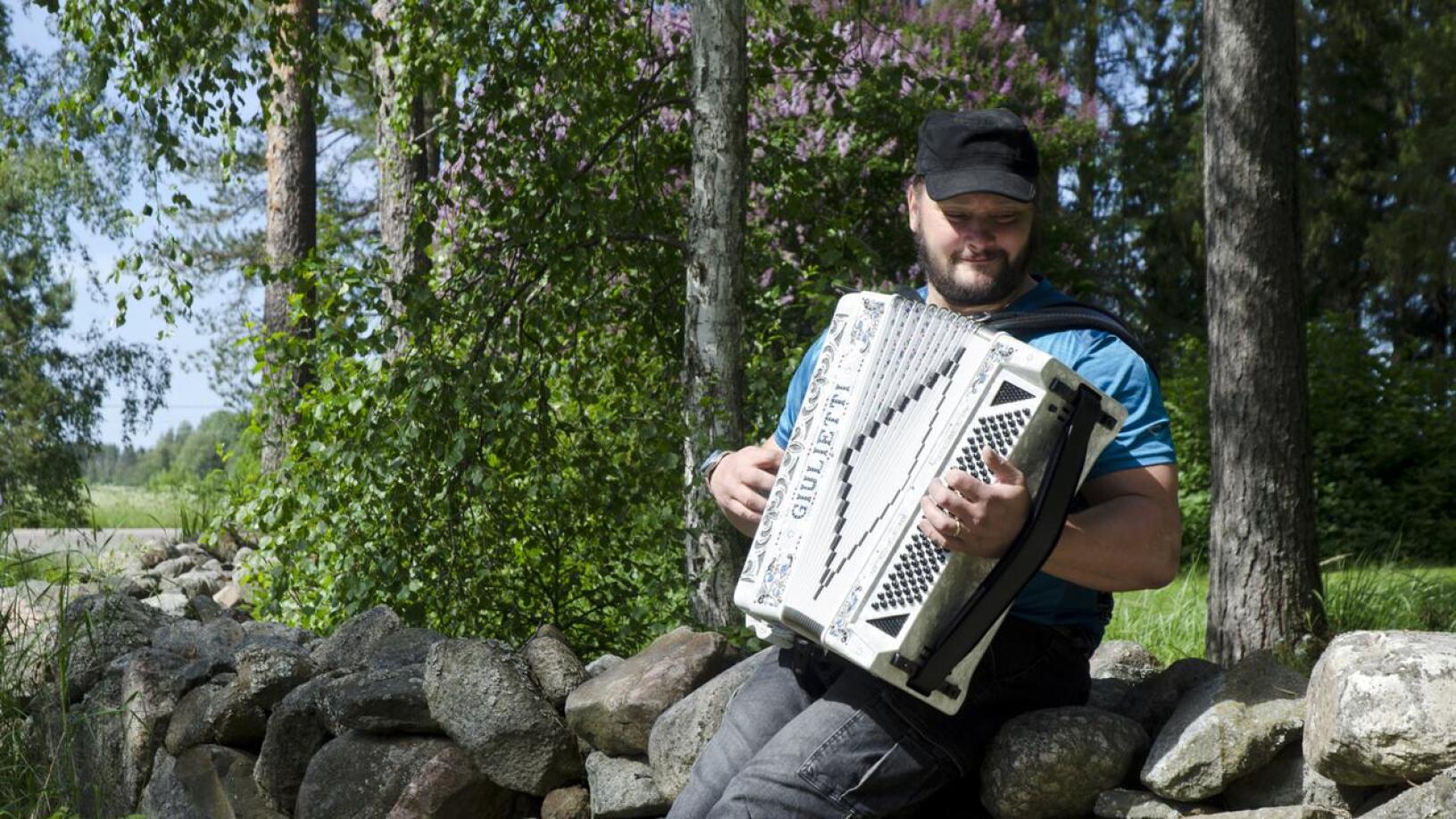 Haitarinsoitto on Antti Takkusen intohimo. Hän soittaa Mansikkakangas oy -bändissä.