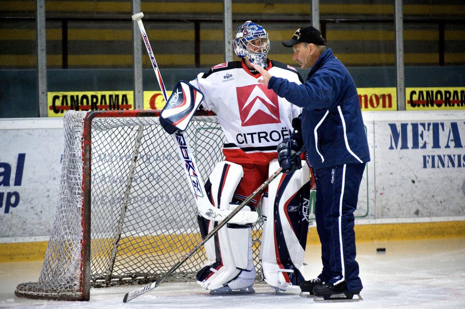 Miika Wiikman kiittää Jens Friisiä avusta kaukalossa ja sen ulkopuolella. AHL-vuosinaan Wiikman treenasi e,lokuussa 2008 Friisin kanssa Kokkolan jäähallissa.