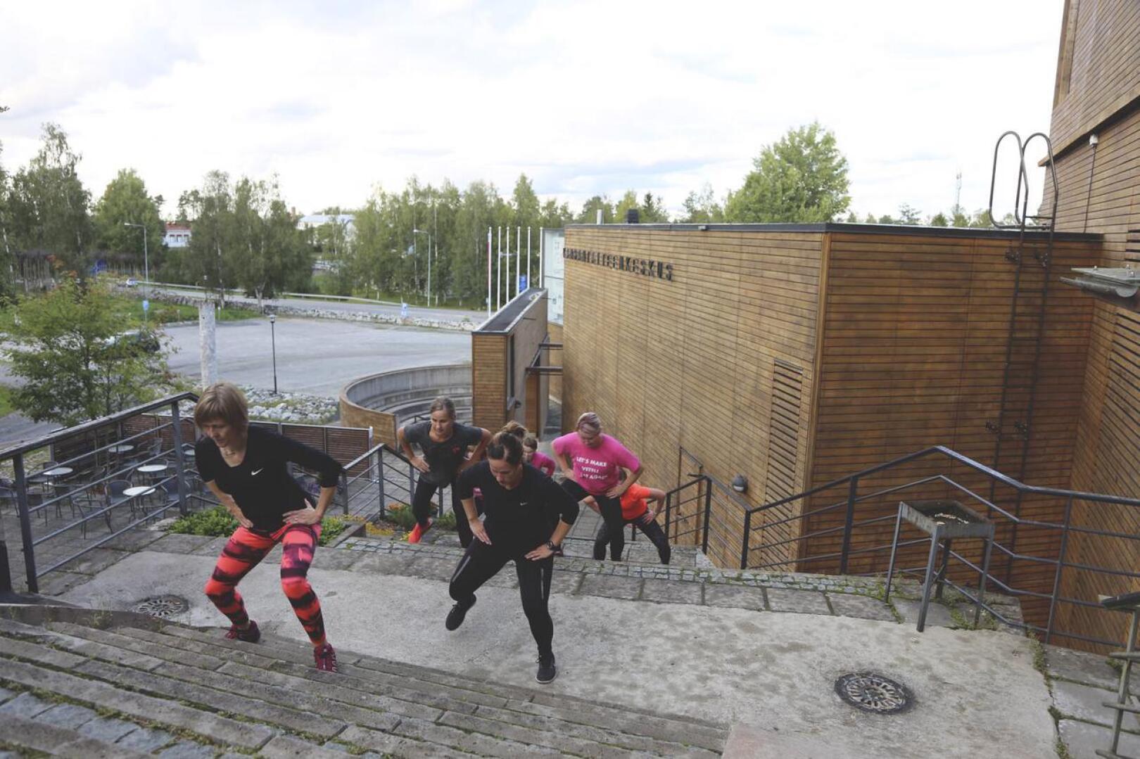 Kansantaiteenkeskuksen portaita on tämän kesän ajan käytetty myös porrastreeneissä. Etualalla maanantaina treeniin osallistuneet Marika Saastamoinen, Terhi Klemola, Jonna Haukilahti ja Jenni Alanko.