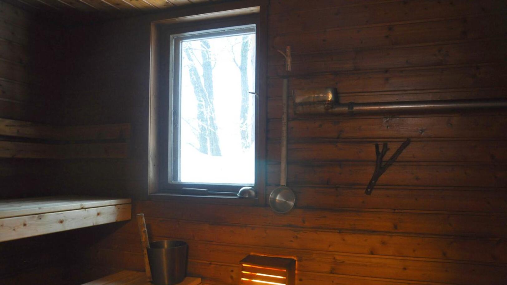 Koirasalmen sauna on saanut kovasti kehuja. Talvella on mahdollisuus pulahtaa myös avantoon.