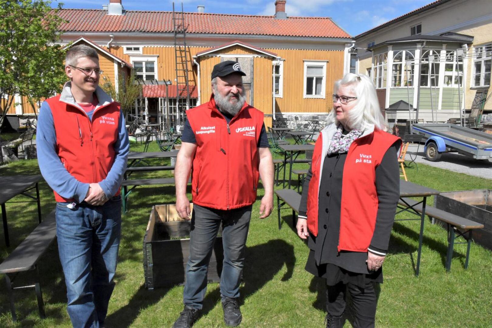Aikuiset kaupungilla -partiot tunnistaa Pietarsaaressa punaisista liiveistä. Marianne Hietala ja Harry Holm ovat tehneet vapaaehtoistyötä jo vuosia, David Sandström (vas.) kerää lisää kiinnostuneita mukaan.