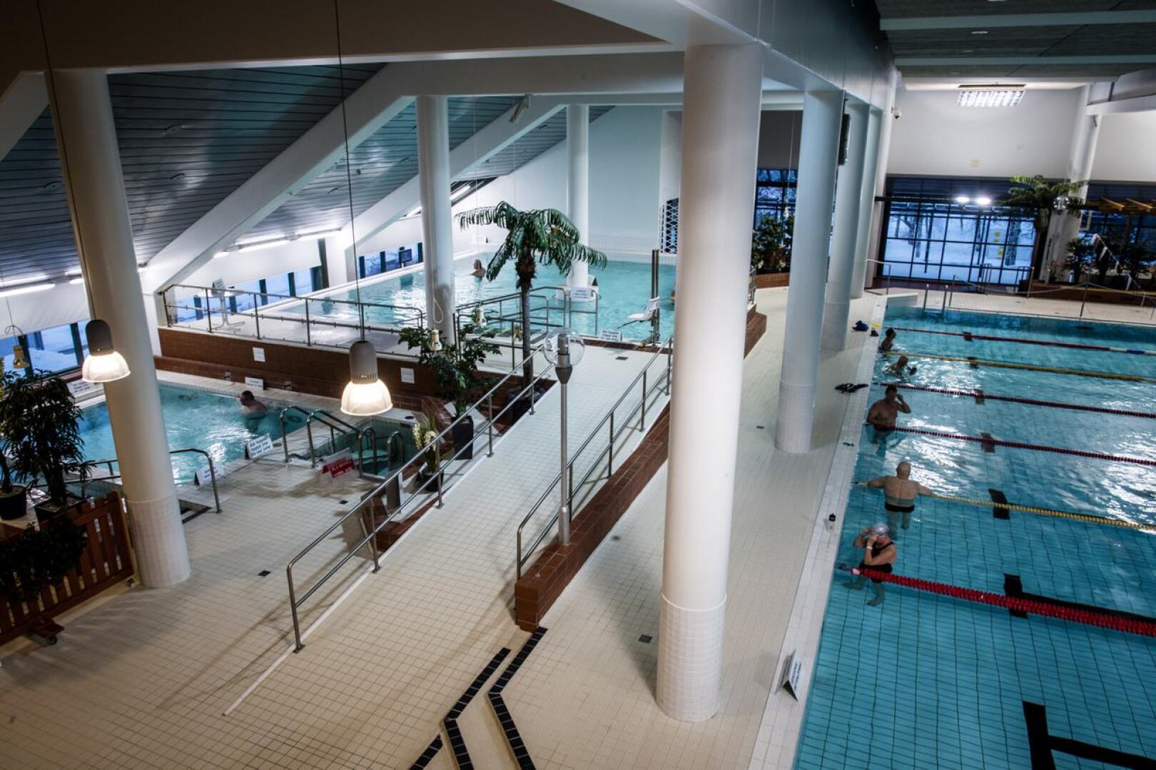 Koronarajoitukset ovat pienentäneet liikuntapaikkojen aukioloja ja käyttöastetta. Näin on käynyt ajoittain myös uintikeskus VesiVeijarissa.