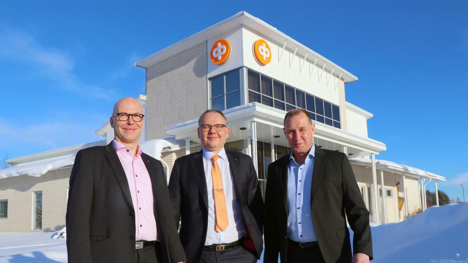 Joki-Pohjanmaan Osuuspankin varatoimitusjohtaja Pekka Pajula, toimitusjohtaja Markku J. Niskala ja pankinjohtaja Kari Haanmäki ovat tyytyväisiä fuusioituneiden pankkien yhteistoimintaan.