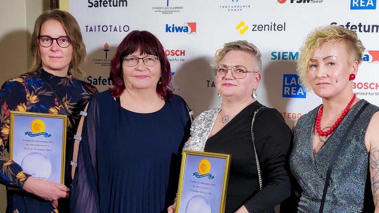 Vuoden turvallisuusteko -kunniamaininnan vastaanottivat Paula Hyvönen (vasemmalla) ja Aino Suomala Sievin PVPK:sta sekä Sari Pelttari ja Susanna Suvanto Ylivieskan VPK:sta.