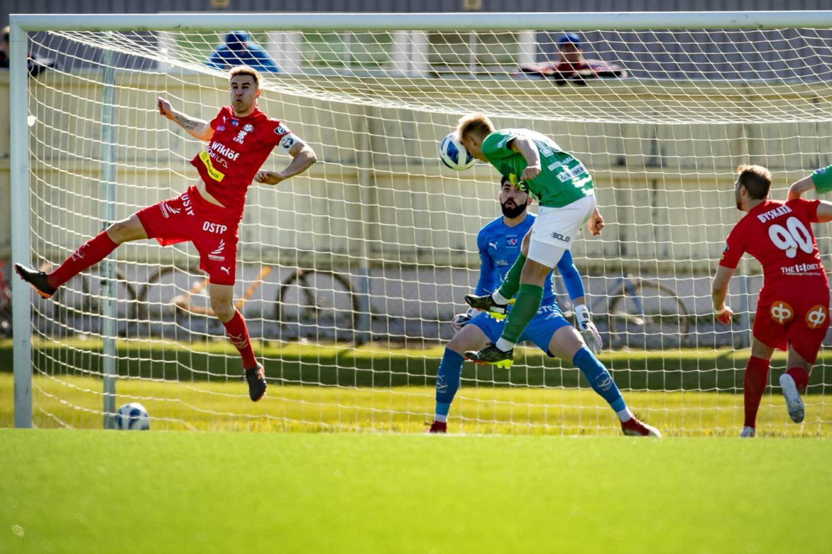 KPV:n Eetu Rissanen puski kohti Jaron maalia joukkueiden toukokuisessa kohtaamisessa, mutta Thomas Olsen torjui ja Jaro vei ottelun 2-0. Heinäkuun puolivälissä joukkueet löytyvät sarjataulukon eri päistä. 