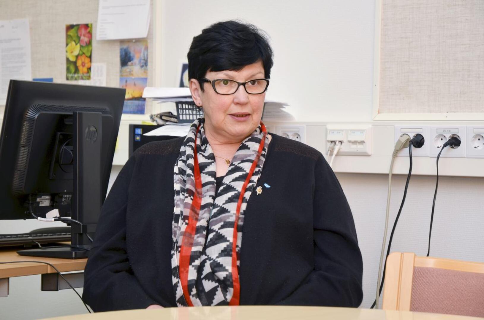Meeri Rinta-Jouppi johtaa vaalilautakuntaa, joka orgaisnoi seurakuntavaalit.