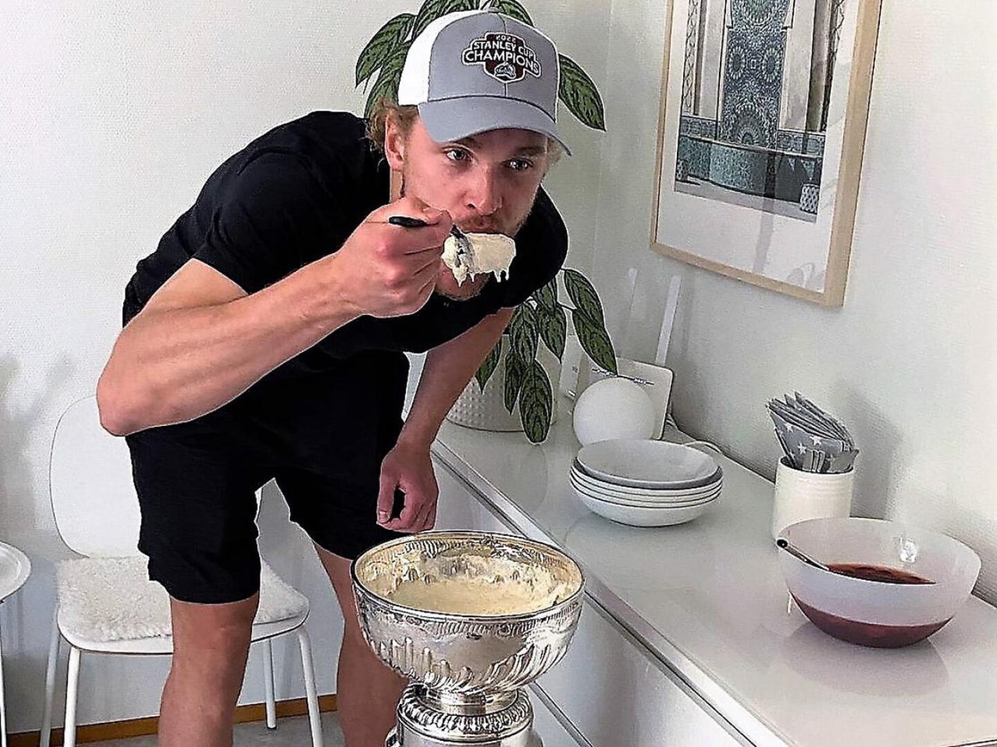 Mikko Rantasen Stanley Cupin isännöintipäivänä pokaalista syötiin mannapuuroa ja mansikkaa.
