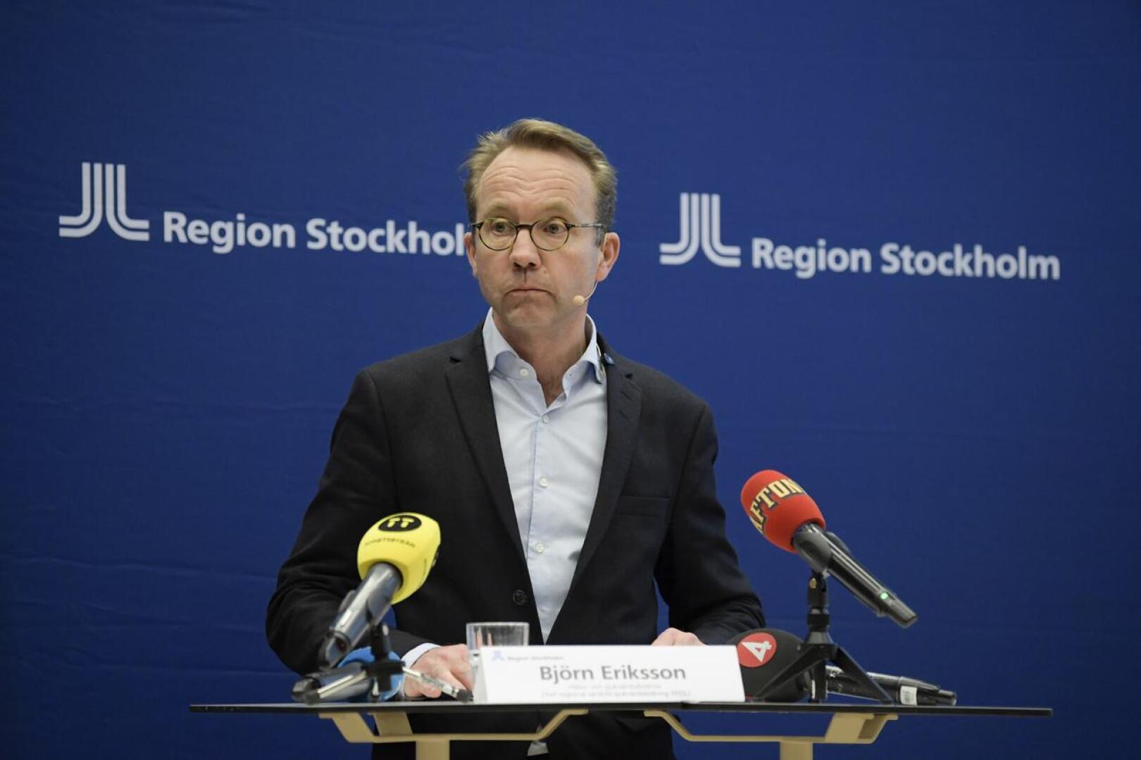 Tukholman alueen terveysjohtaja Björn Eriksson kuvasi koronaviruspandemiaa ainutlaatuiseksi lääketieteelliseksi haasteeksi lehdistötilaisuudessa keskiviikkona.