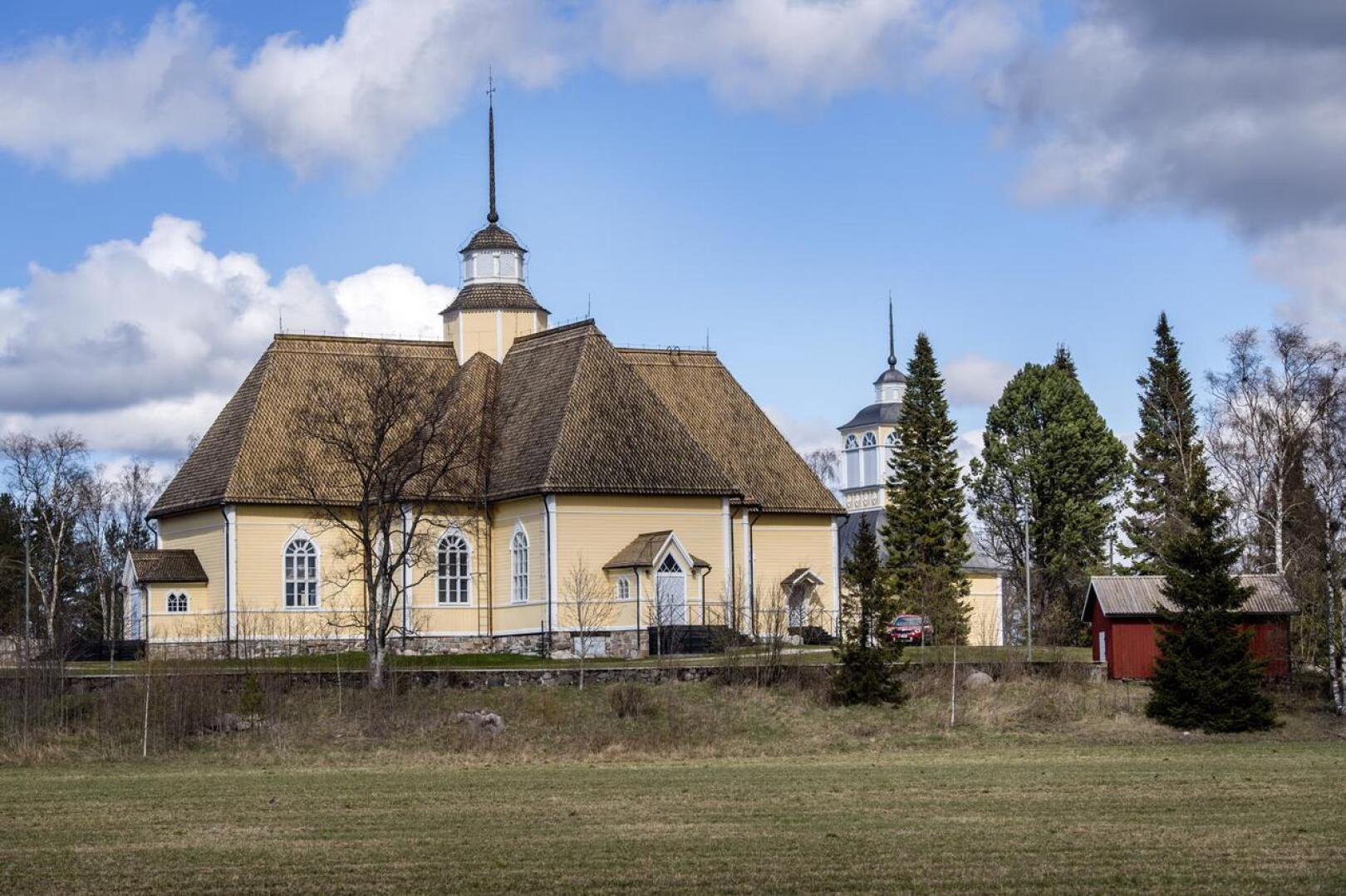 Lohtajan kirkko on Länsi-Suomen ainoa kaksoisristikirkko eli sen sisänurkkiin on lisätty ulkonevat kulmaukset.