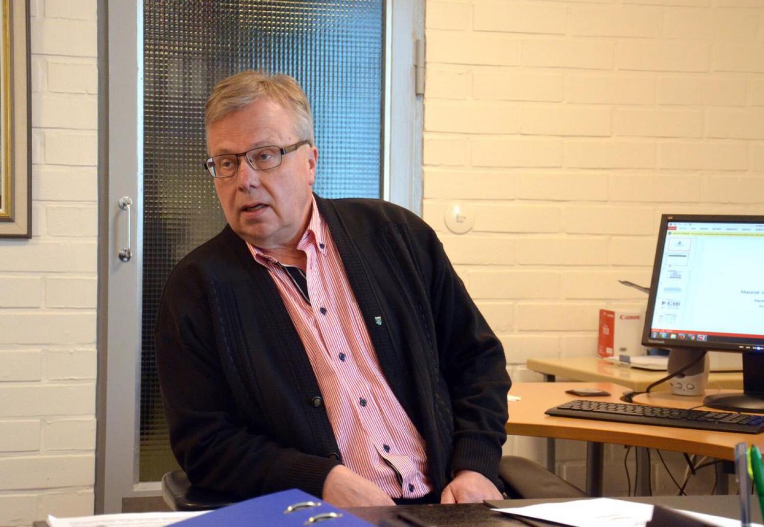 Alavieskan kunnanjohtaja Olli Ikonen eläköityy näillä näkymin ensi vuoden alussa, mikäli kunnanhallitus hyväksyy tänään sille tehdyn päätösesityksen. 