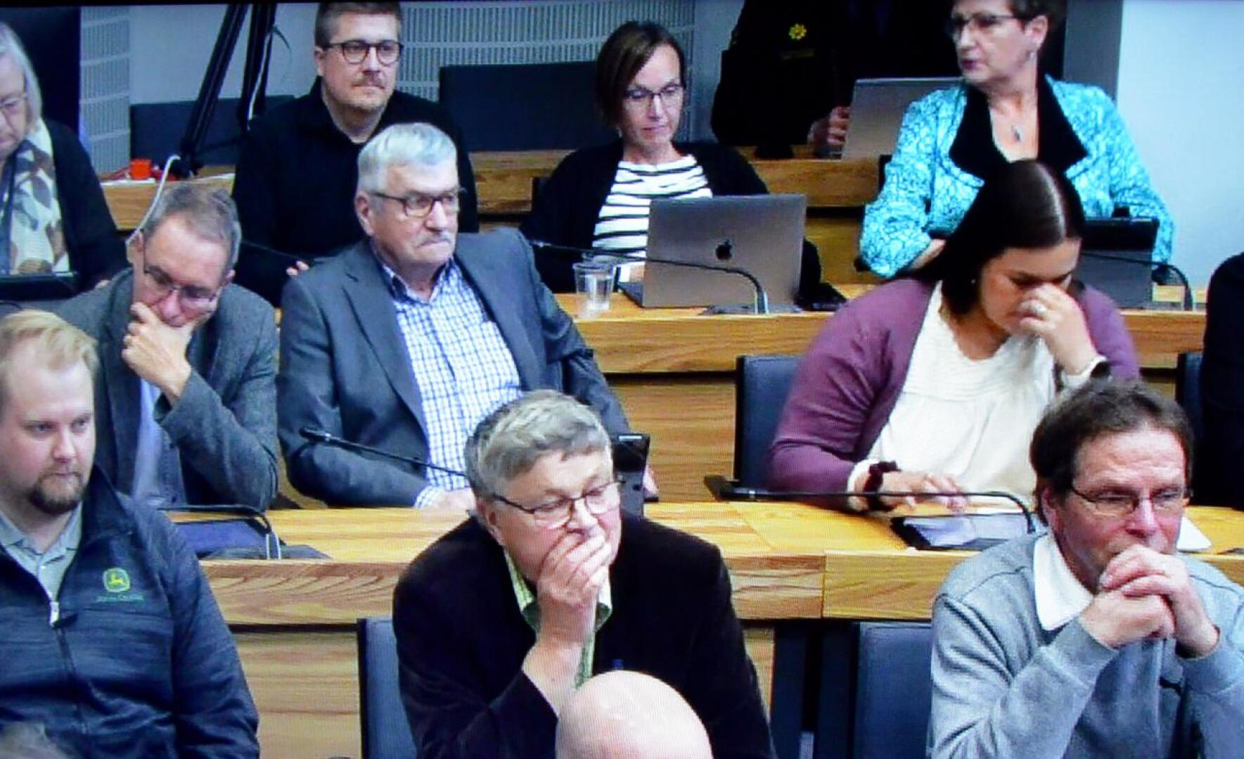 Keskustan vaihto. Edessä keskellä istuva Jouko Ylimäki siirtyy sivistyslautakunnan rivijäseneksi ja takarivissä keskellä istuva Johanna Rautakoski nousee johtopaikalle. Kuva on otettu PaikallisTV:n lähetyksestä.