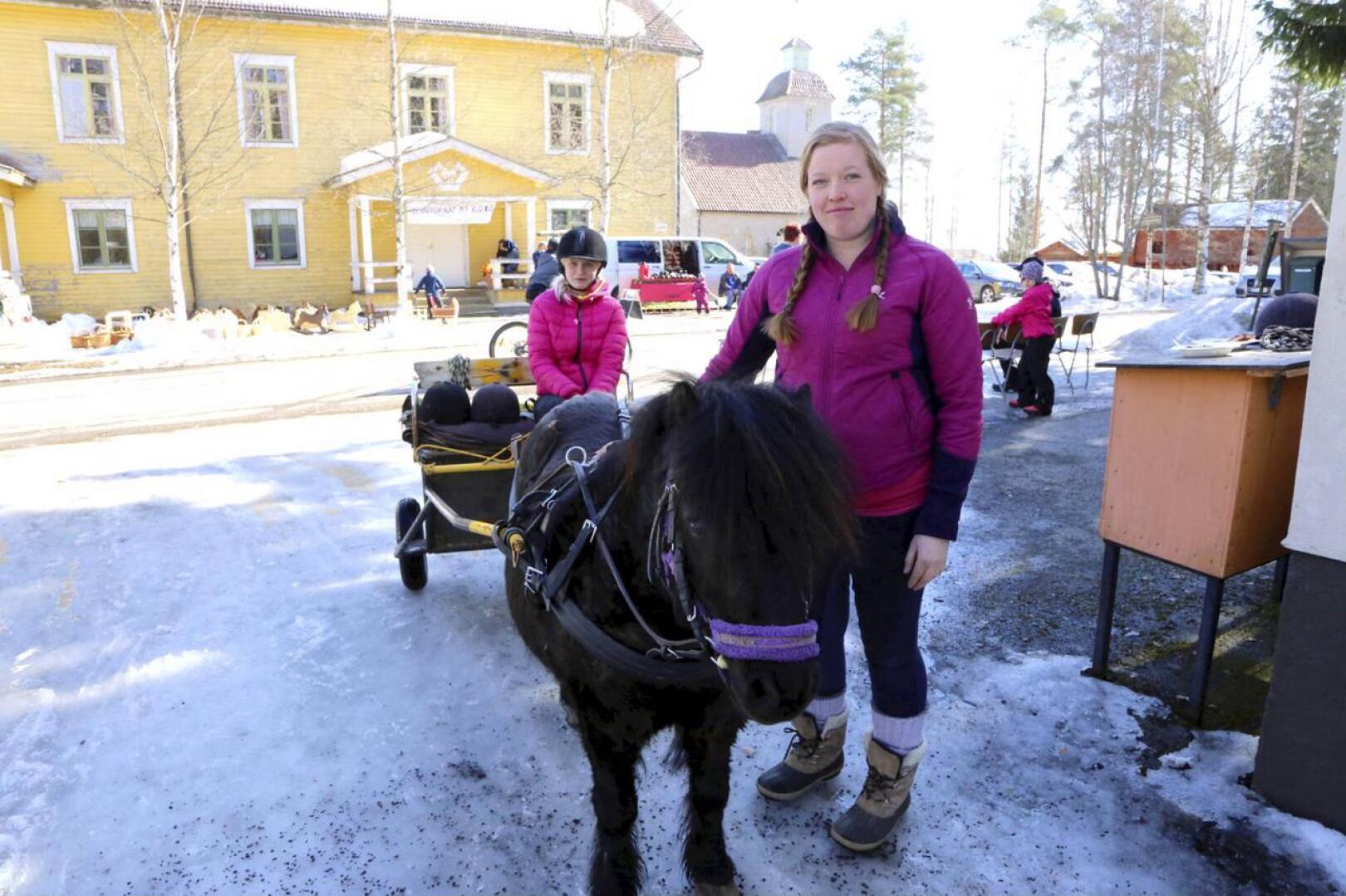 Leif-poni oli töissä ajeluttamassa lapsia Veikkolan kevätpörinöillä. Heidi Läspä ja Kamilla Hakkarainen ohjasivat. Vetelissä sijaitsevan Veikkolan nuorisoseuran keltainen ulkovuori aiotaan tulevana kesänä maalata. 