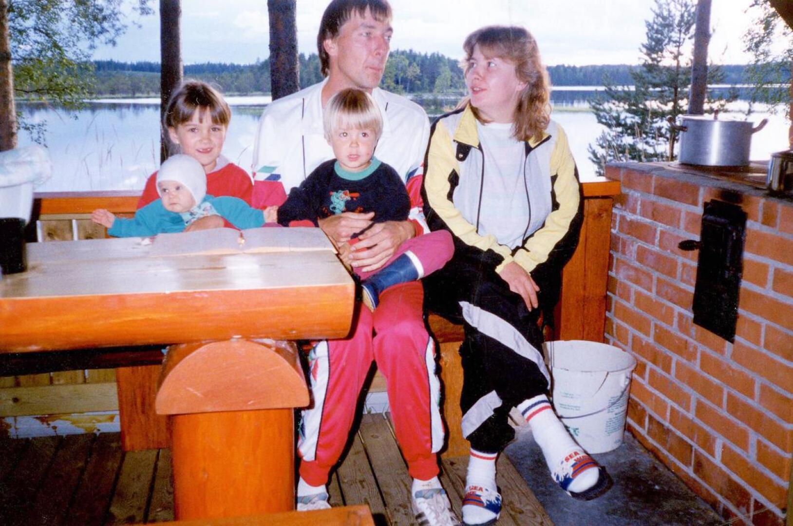 Perhekuva vuodelta 1993. Tuolloin perheeseen kuuluivat Sami-vauva, joka on kuvassa serkkunsa sylissä, Jorma-isä sylissään Pete-poika ja ex-puoliso Arja.