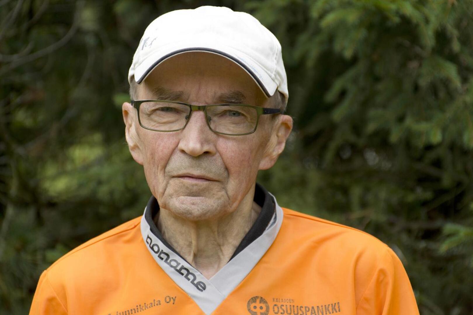 Yli 80-vuotias Kalevi Puusaari kiertää yhä kisoja aktiivisesti.