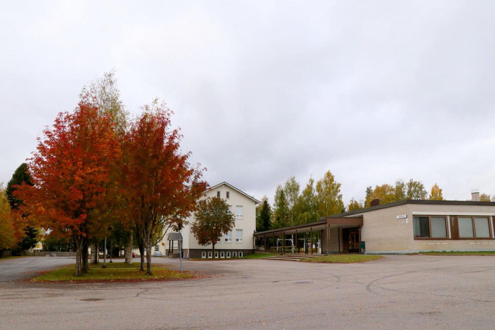 Vetelin koulukeskuksessa opetusta on useassa eri-ikäisessä rakennuksessa. Kuvassa Kaskela ja Tietola. Lisäksi koulua käydään viereisissä Muksulassa ja Pajalassa. Rakennuskantaan kuuluu myös vanha Suojala. 