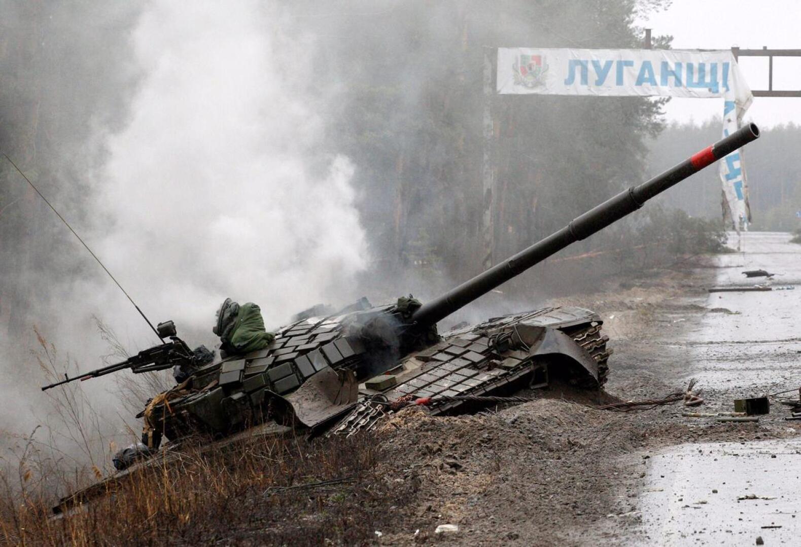 Ukrainalaisten lauantaina 26. helmikuuta tuhoama venäläinen tankki savuaa Luhanskin alueella.