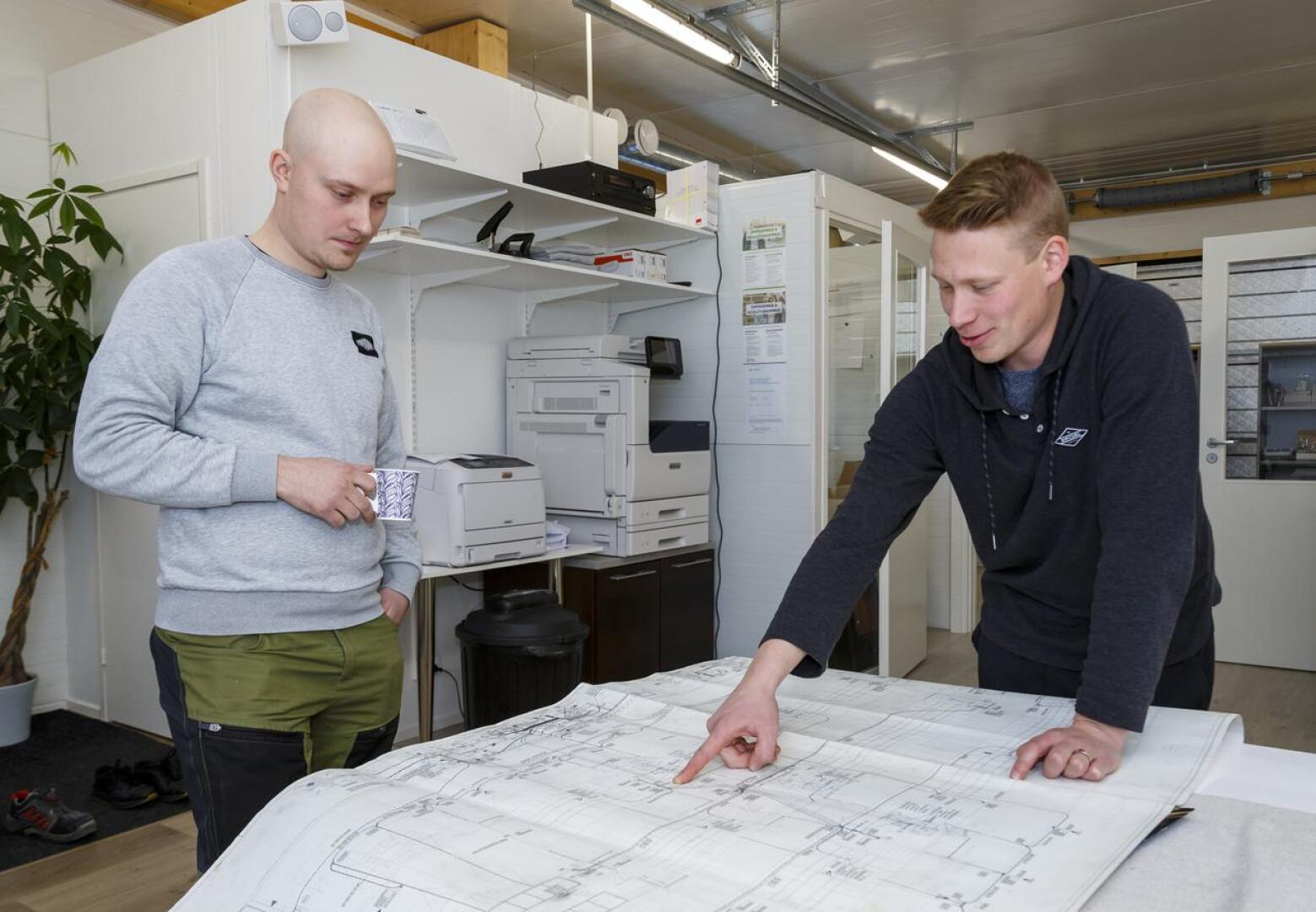 Tevi Systemsin Tero Turvasella ja Jose Juolalla perjantai oli toimistopäivä, kun taas kolmas yrittäjä Ville Vainio oli menossa koulutuksessa.