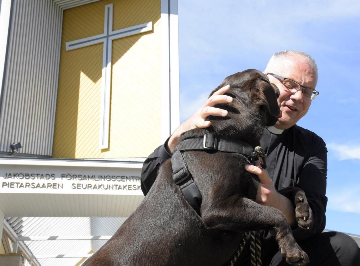 Kirkkoherra Bo-Göran Åstrand omistaa kaksi labradorinnoutajaa, joista nuorempi on kymmenen kuukauden ikäinen.