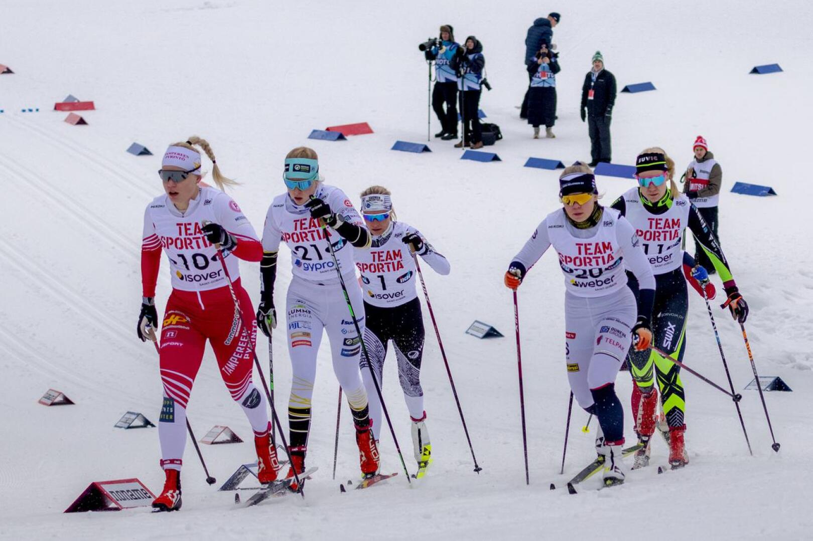 Roosa Juuskan (nro 11) hiihtovauhti riitti Tampereella SM-sprintin erävaiheeseen.