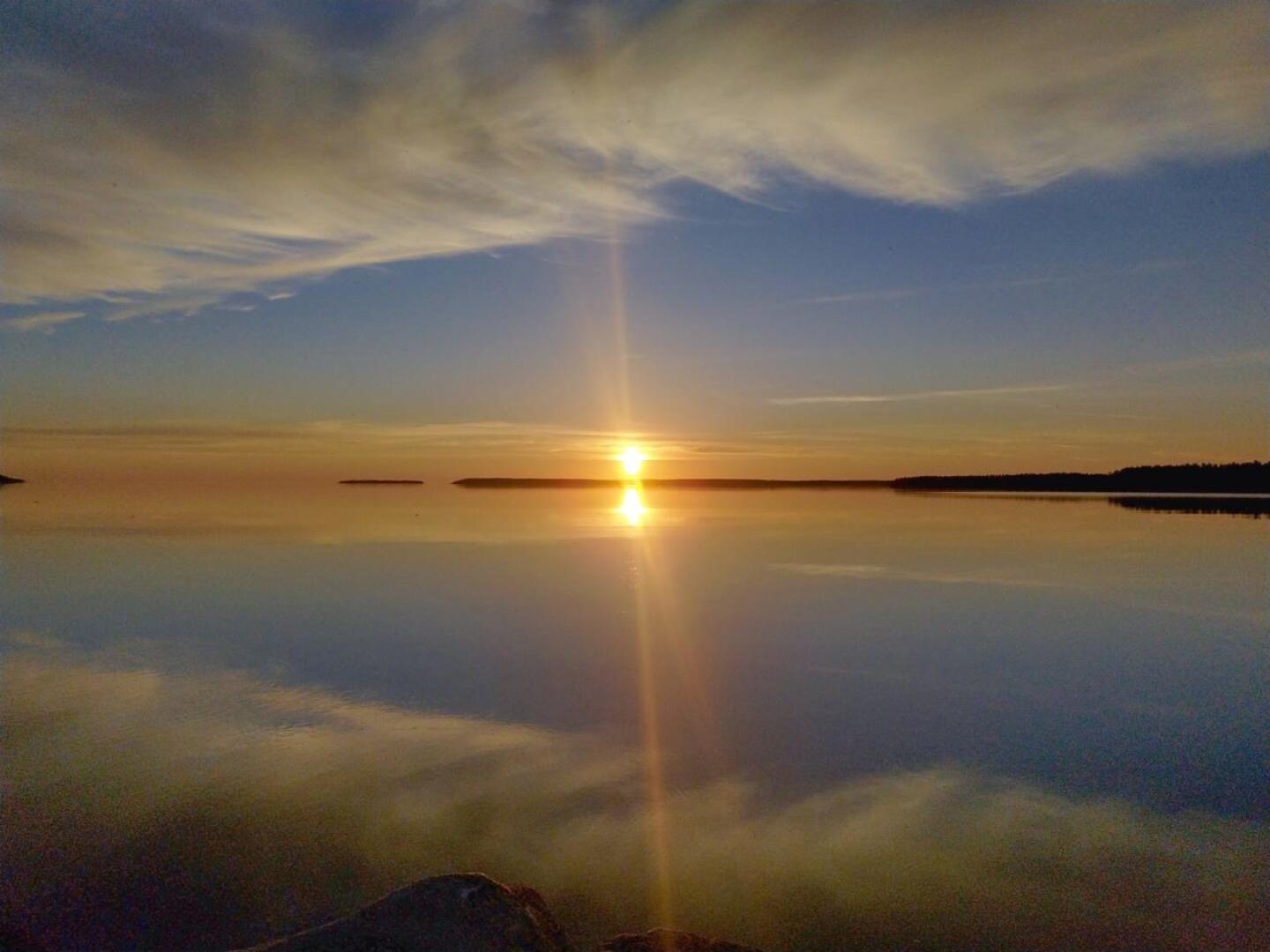 Auringonlasku Kekolahden venesatamassa.