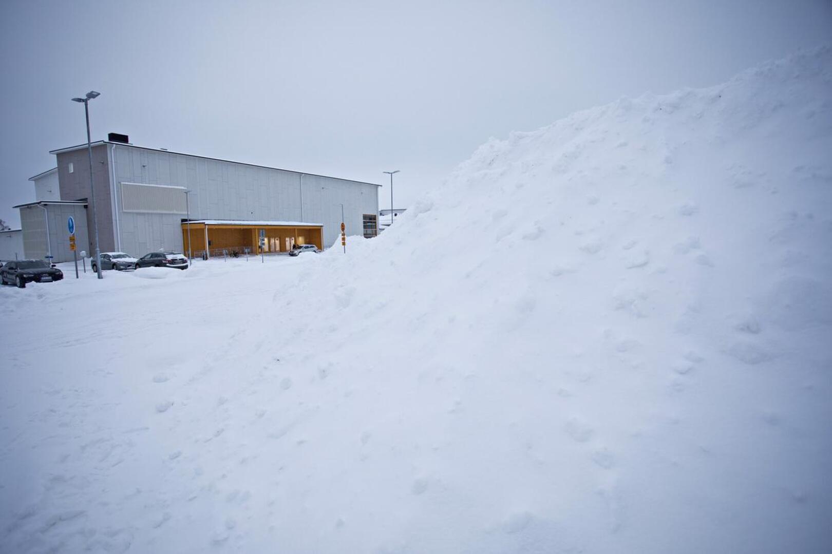 Merenojan yhtenäiskoulun taakse on kasattu runsaasti lunta, mutta tilaa riittää edelleen.