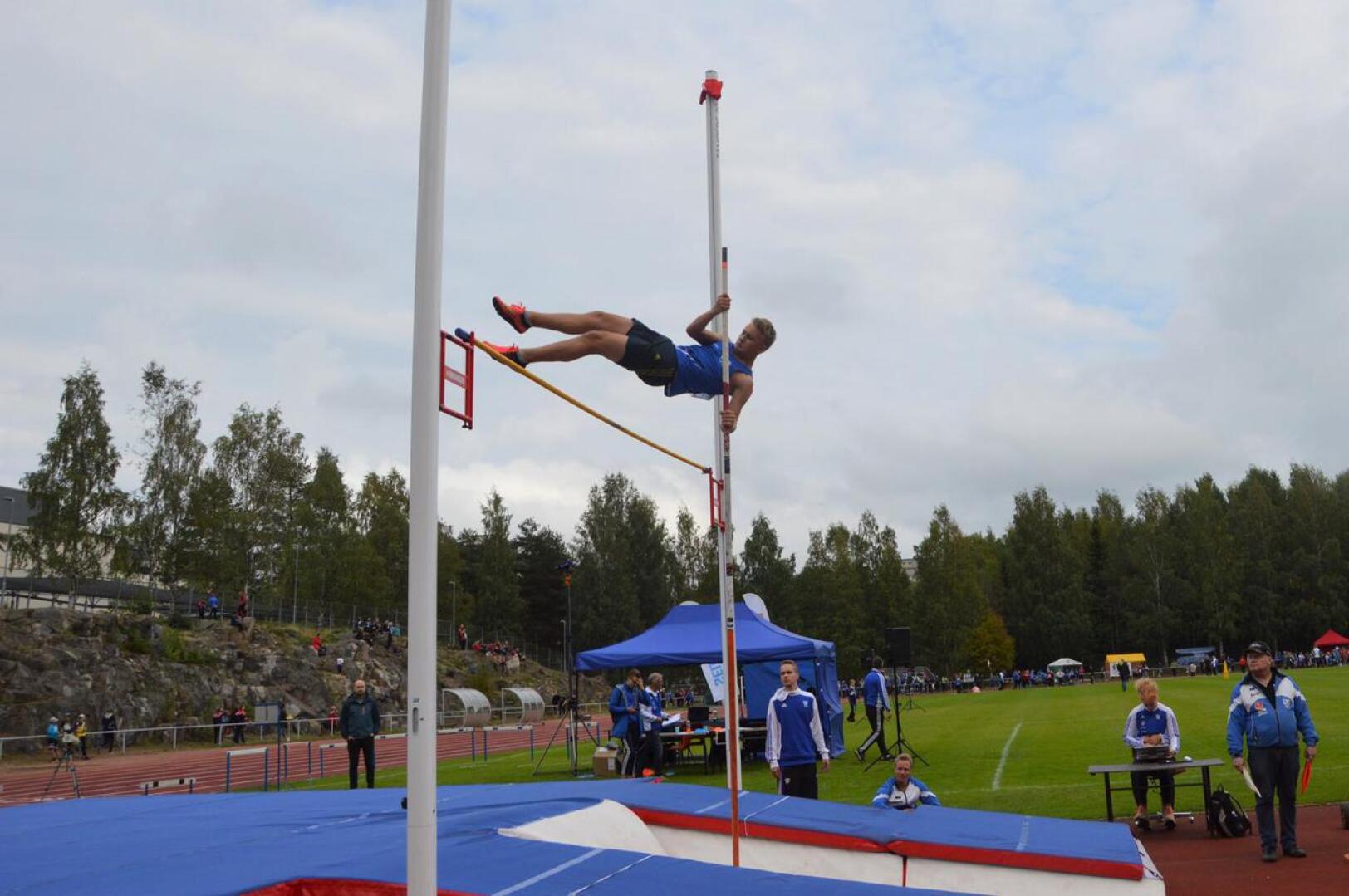 Kaustisen Pohjan-Veikkojen Joona Ali-Haapala hyppäsi 15-vuotiaiden poikien seiväshypyssä toiseksi ennätystuloksellaan 320. 