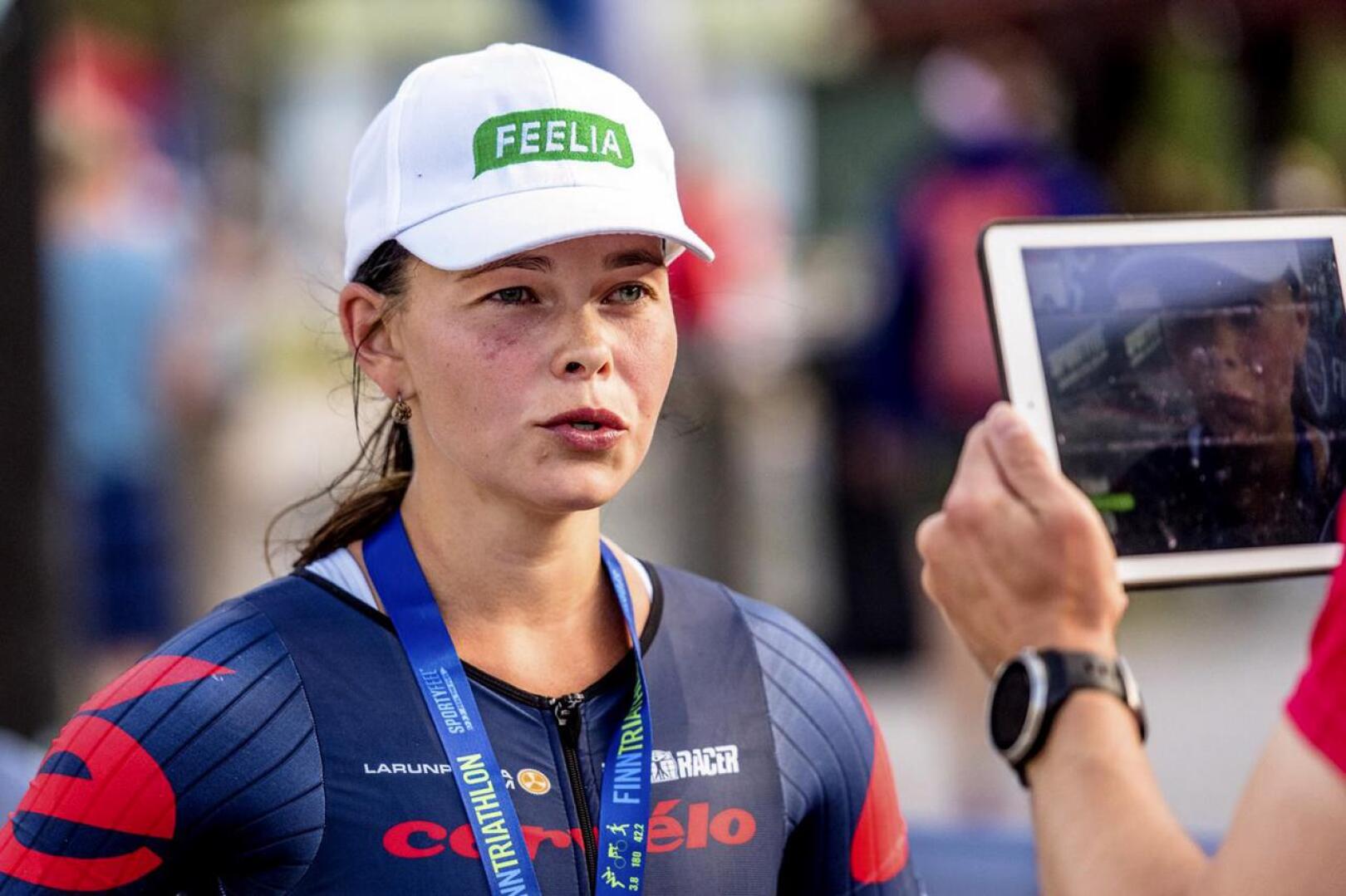 Henna Junnila pääsi lauantaina kuvattavaksi triathlonin täysmatkan Suomen mestarina.