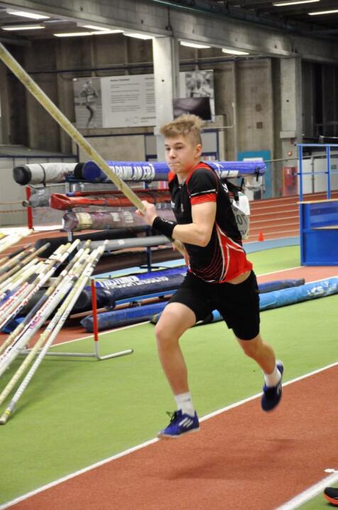 Oskari Tikkakoski teki hyviä hyppyjä Helsingin Liikuntamyllyssä järjestetyissä nuorten SM-kilpailuissa. 
