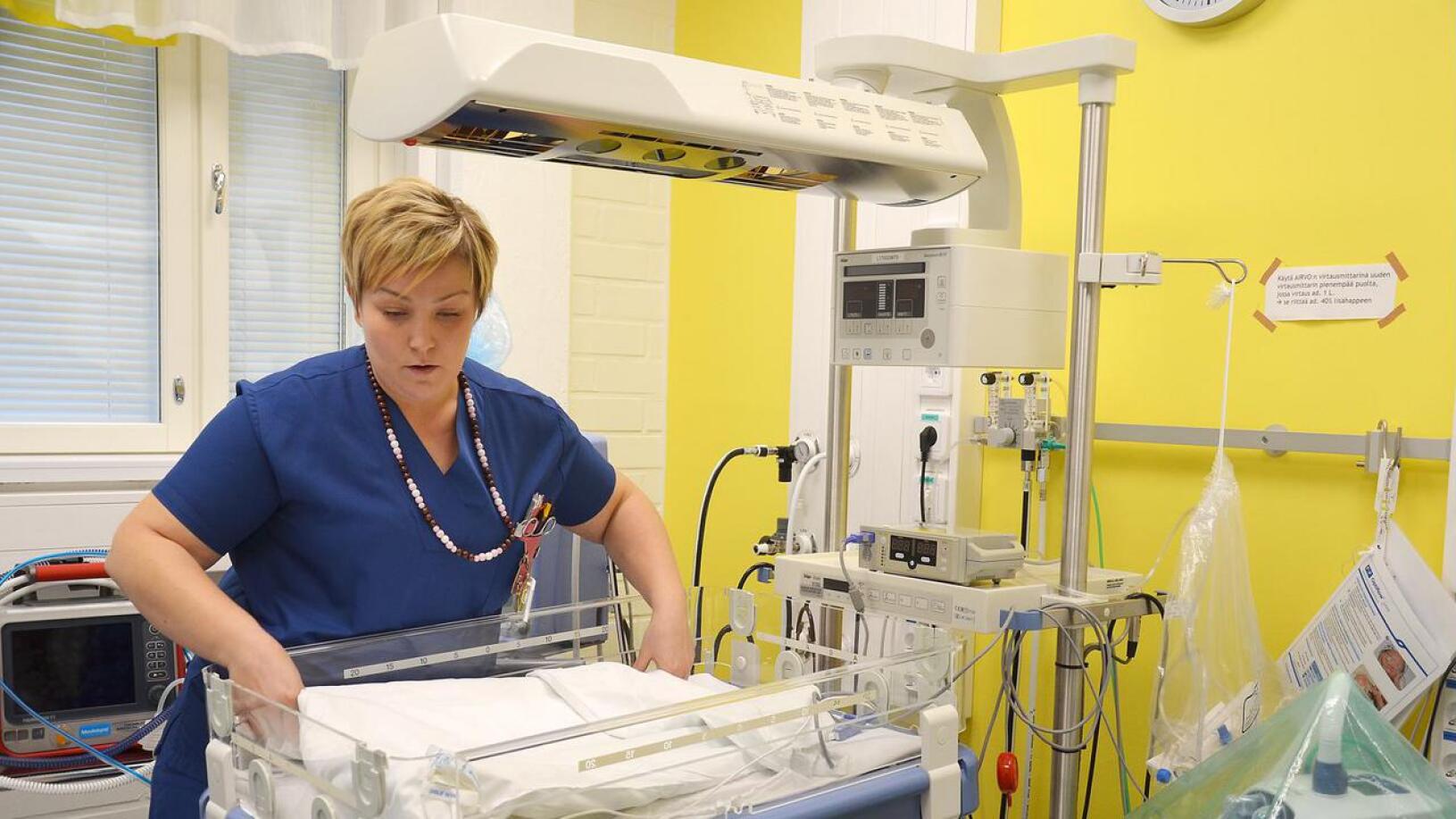 Kätilö Niina Koutonen valmistelee vauvojen tehohoitoyksikköä Vaavilaa seuraavaa potilasta varten Oulaskankaan sairaalassa.