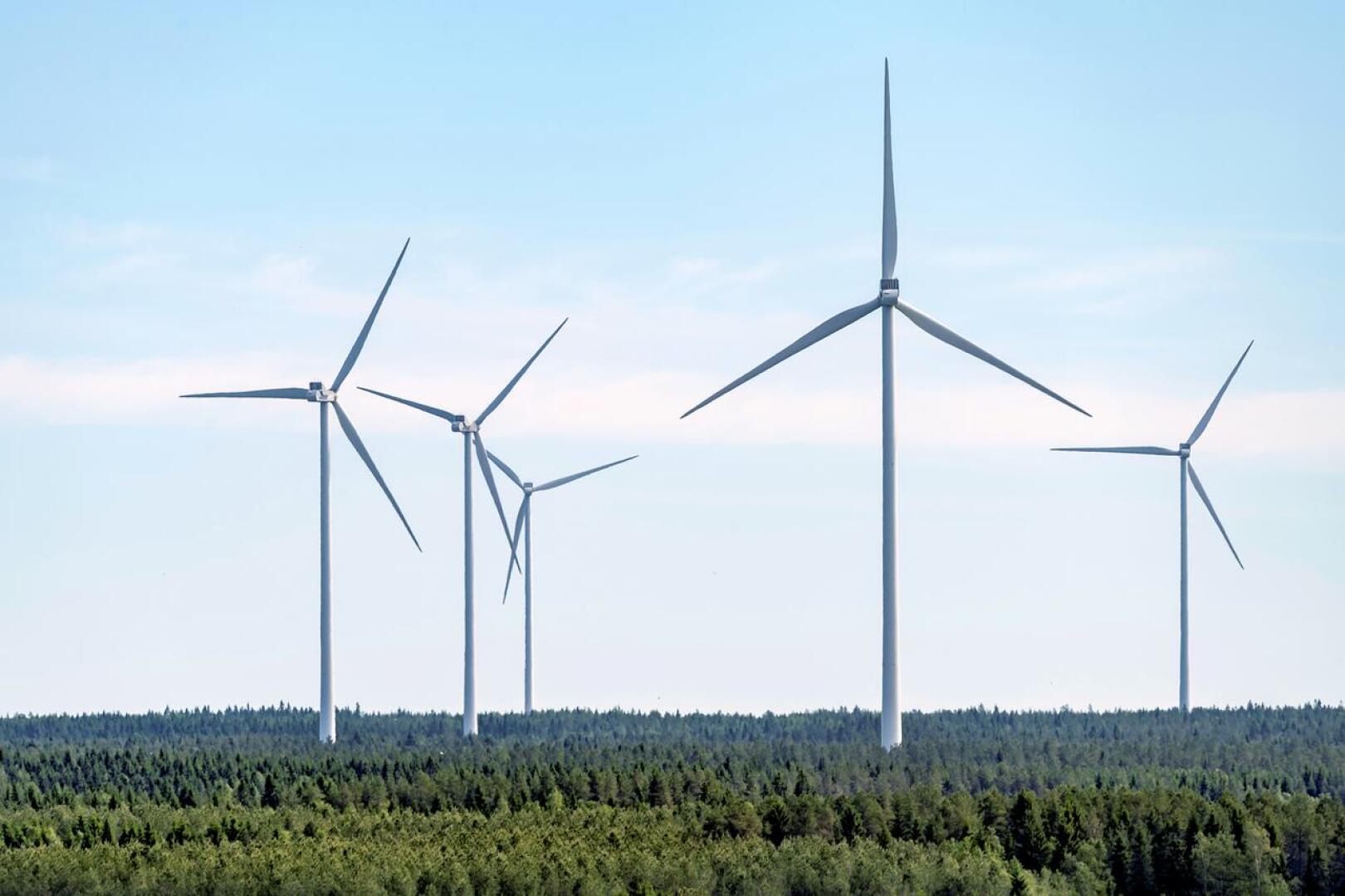 Kahdeksan voimalan tuulipuisto. Suunnitelmien mukaan sähköt, tiet ja perustukset valmistuvat heinäkuussa 2022 ja tuulipuisto alkaa tuottaa sähköä loppuvuodesta 2022. 