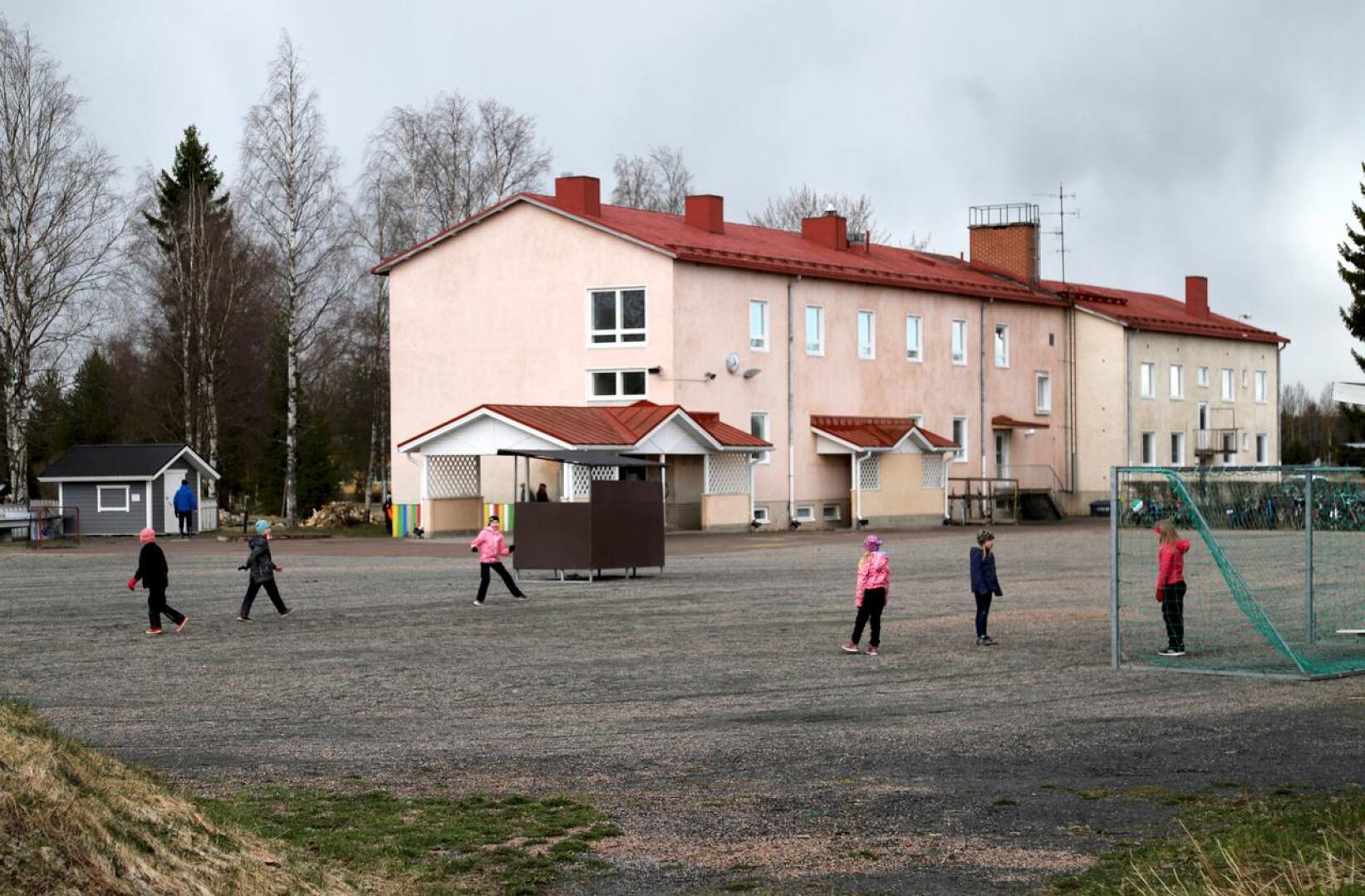 Niemelän koulun pihapiirissä on kyläpuisto ja kesäteatteri.