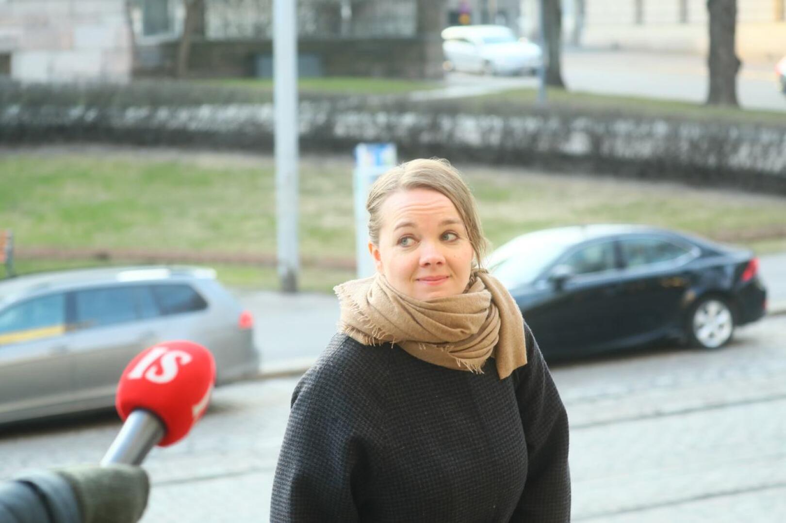 Valtiovarainministeri Katri Kulmuni (kesk.) saapui keskiviikkoiltana hallituksen neuvotteluun. Hän oli vaitonainen.