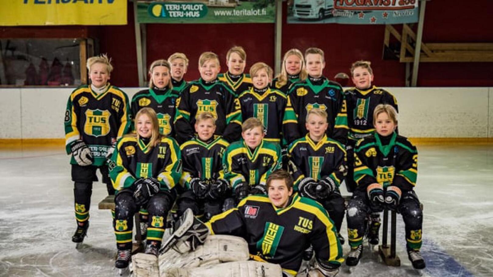 Terjärv Ungdoms Sportklubbin E1-ikäisten jääkiekkojoukkueessa pelaa useita halsualaisia, kaustislaisia ja veteliläisiä nuoria. Joukkuetta valmentaa kaustislainen Juha-Matti Pollari. 