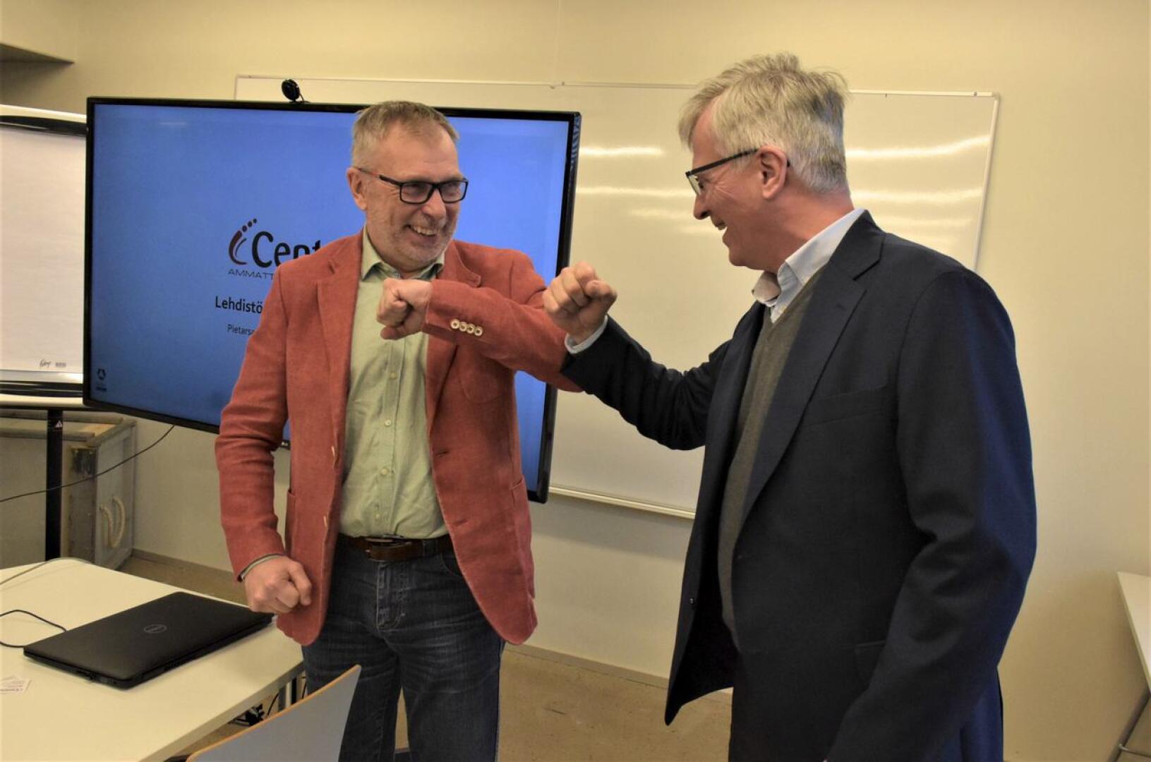 Centrian rehtori Kari Ristimäki ja Concordian toimitusjohtaja Jarl Sundqvist  iloitsevat tuoreesta koulutussopimuksesta, joka on alueella ainutlaatuinen.