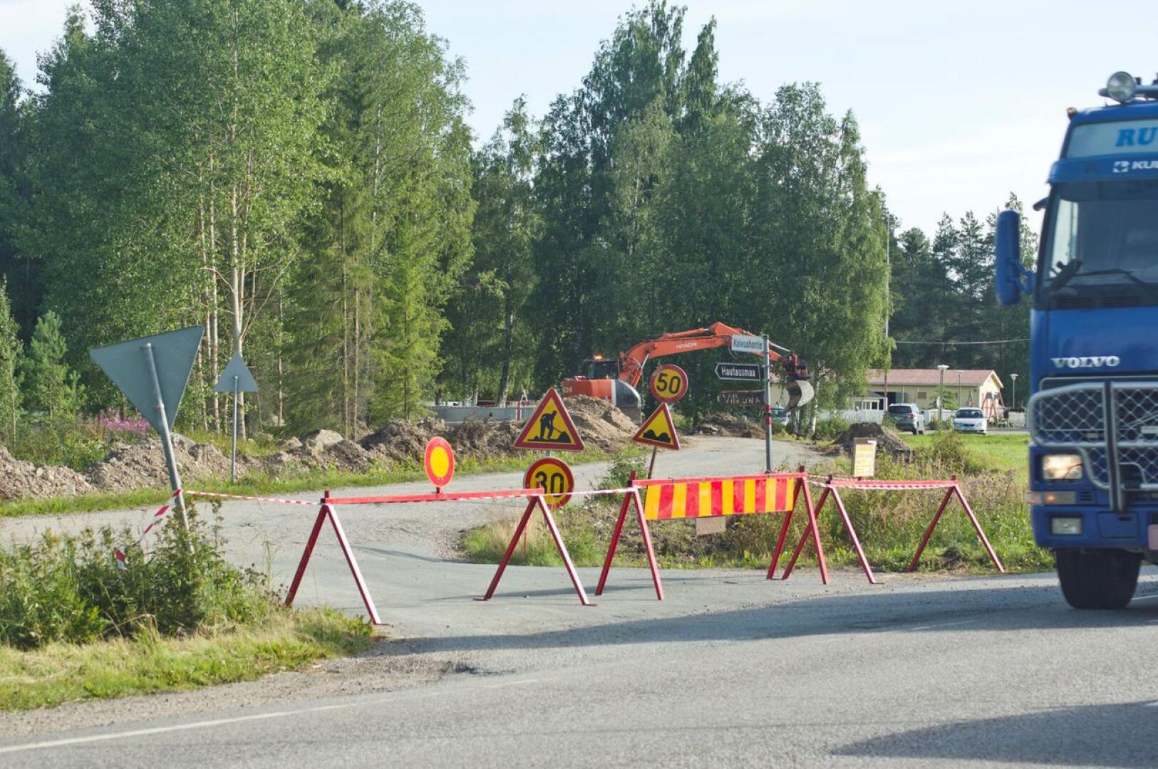 Koivuahontien liittymä Kajaanintielle suljettiin maanantaiaamuna, ja se on määrä avata taas keskiviikkona työpäivän päätteeksi.