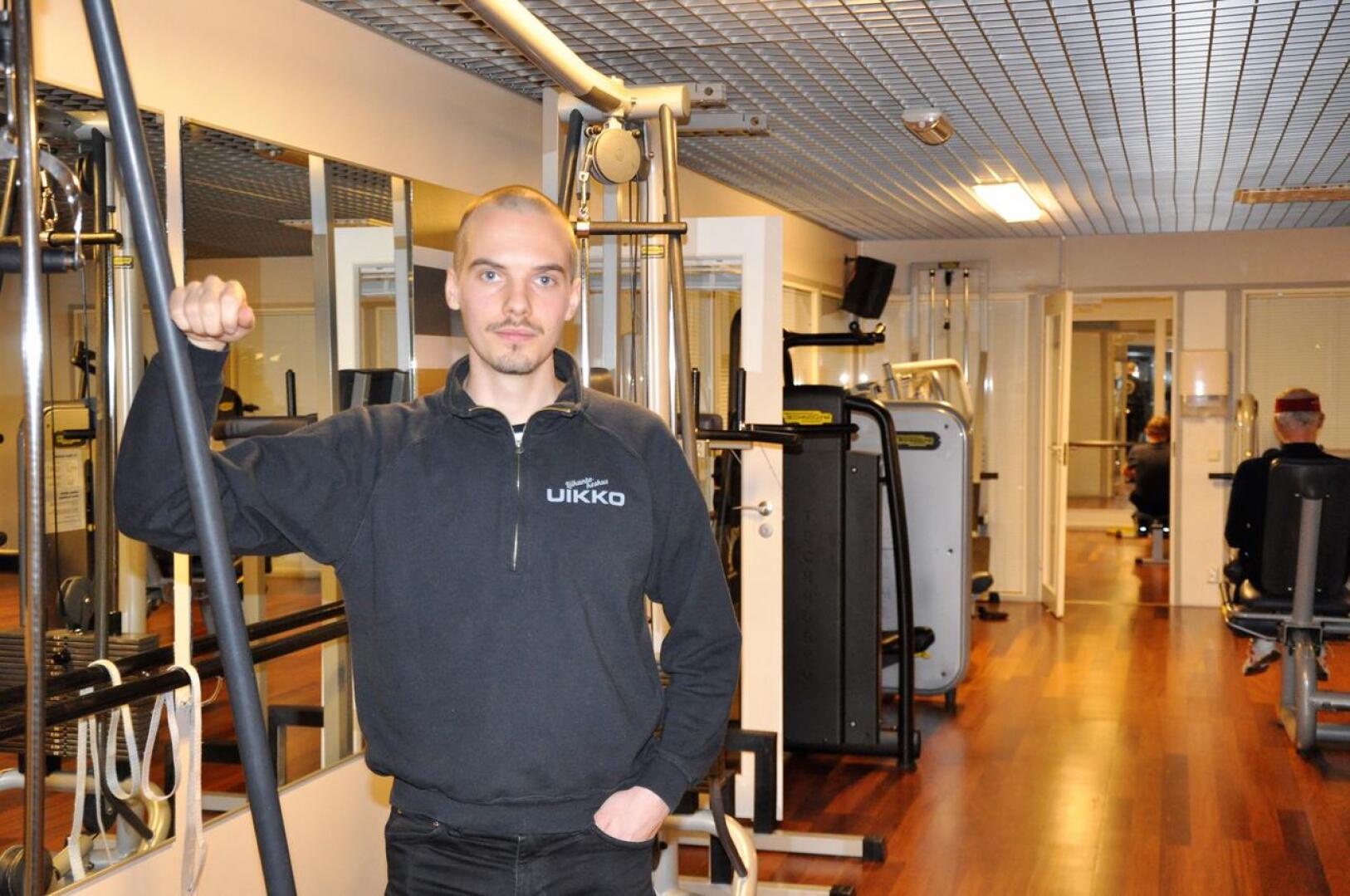 Nivalan liikuntakeskus Uikko on Miika Tenhusen työpaikka. Kuntosalilta löytyy monipuoliset laitteet ja välineet harjoitteluun.