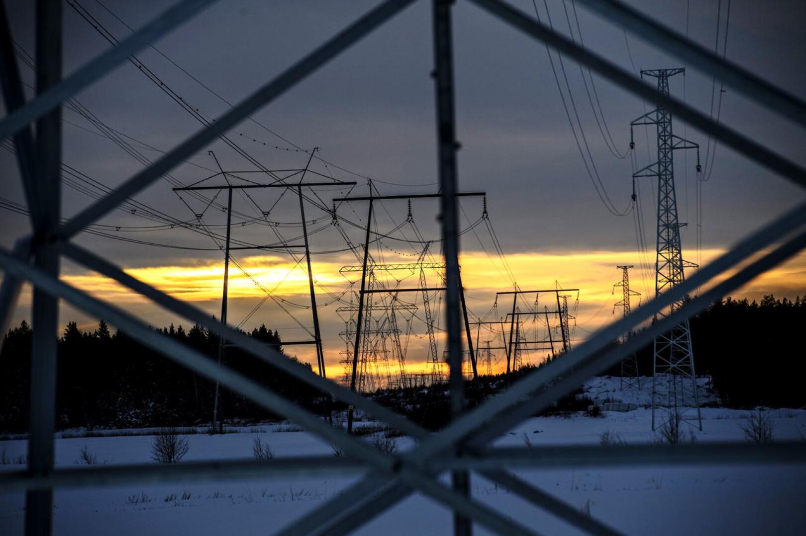 Paikalliset sähköyhtiöt ennakoivat tiedotteissaan epävarmaa energia-alan tilannetta. 