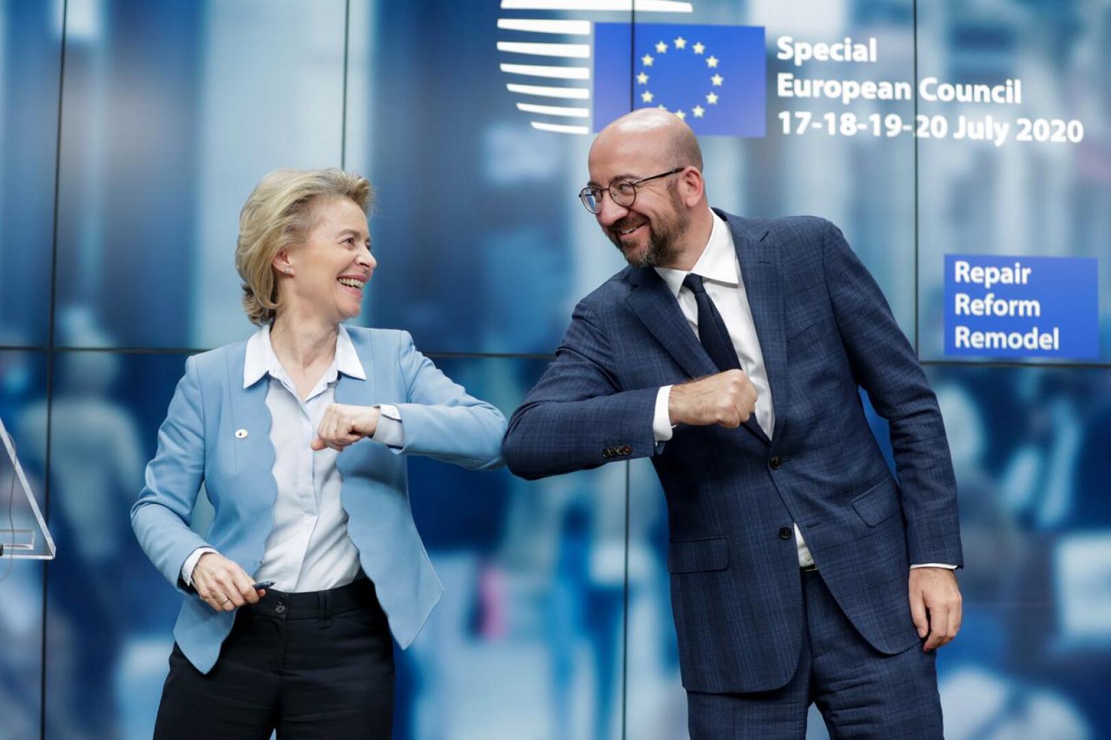 EU-komission puheenjohtaja Ursula Von Der Leyen ja Eurooppa-neuvoston puheenjohtaja Charles Michel iskivät kyynärpäitä aamulla varhain Brysselissä pidetyssä tiedotustilaisuudessa.