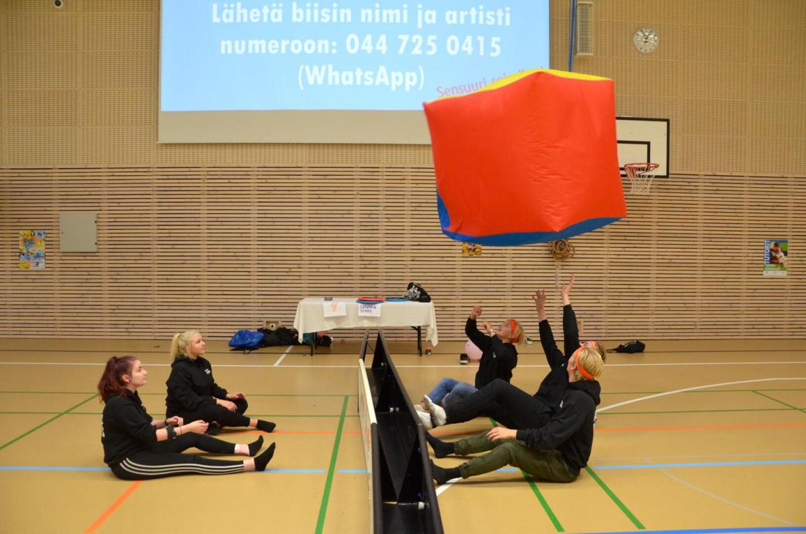 Liikuntatutorit Iina Sulonen, Heidi Mäkelä, Konsta Harju, Elias Kämäräinen ja Tuukka Karjula pelaamassa istumalentopalloa.