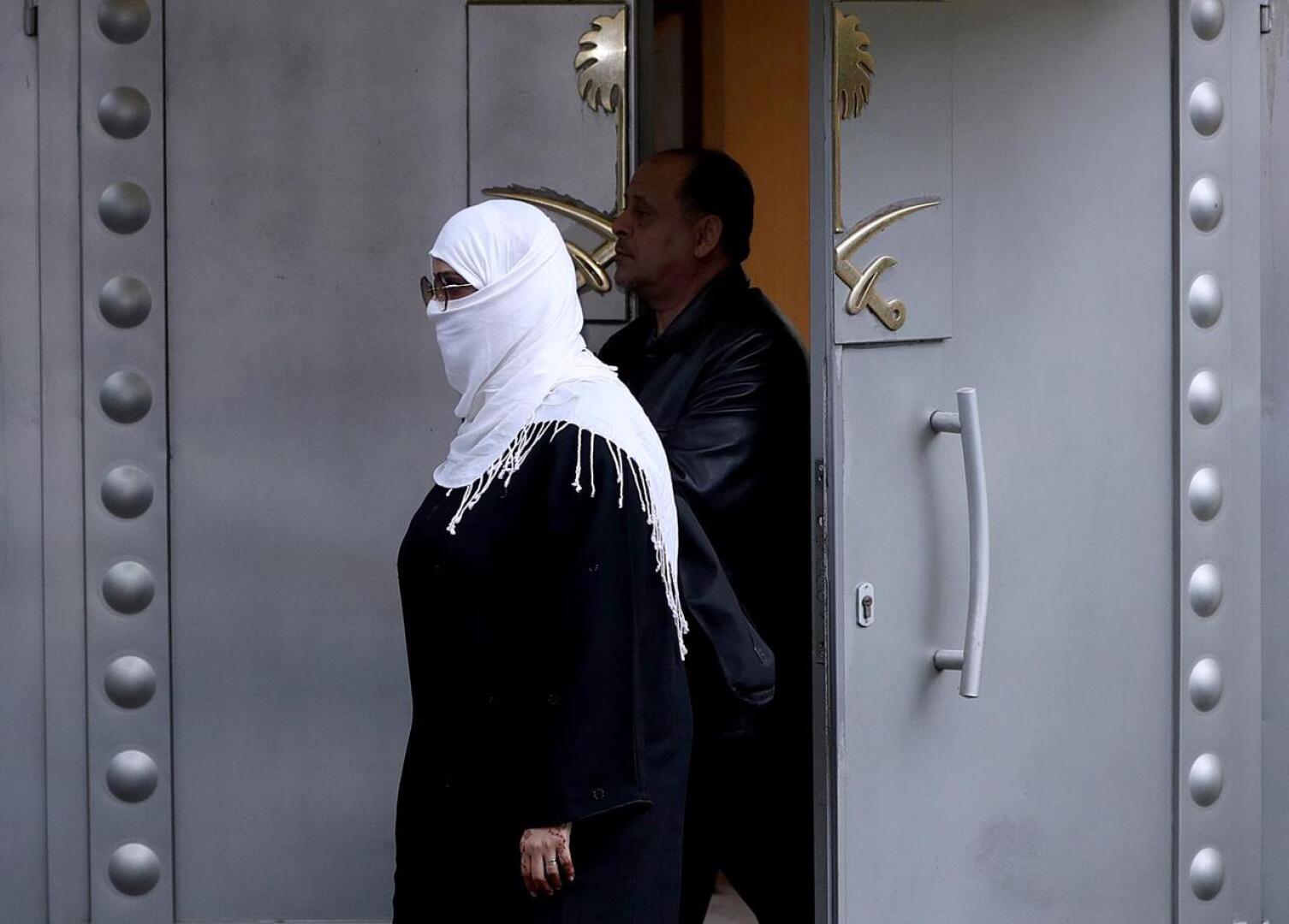 Nainen seisoi Saudi-Arabian Istanbulin-konsulaatin oven edessä maanantaina. Saudijournalisti Jamal Khashoggi meni samasta ovesta sisään 2. lokakuuta eikä koskaan tullut ulos elävänä.