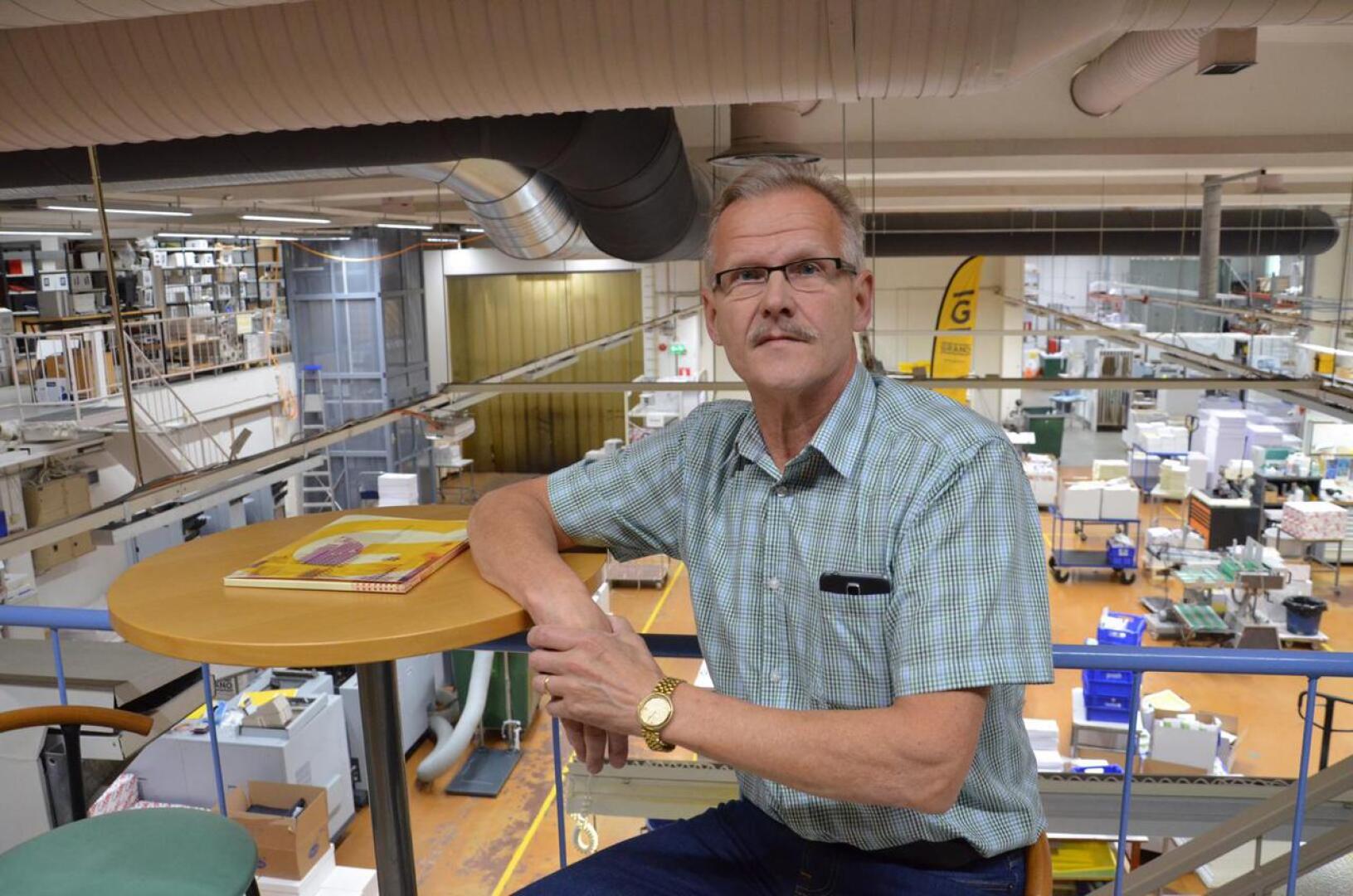 Esko Östberg aloitti työuransa oppisopimuksella Keski-Pohjanmaan kirjapainoyhtiössä Kokkolassa, ja hän eläköityy kirjapainopäällikkönä Ylivieskan Granon yksiköstä.