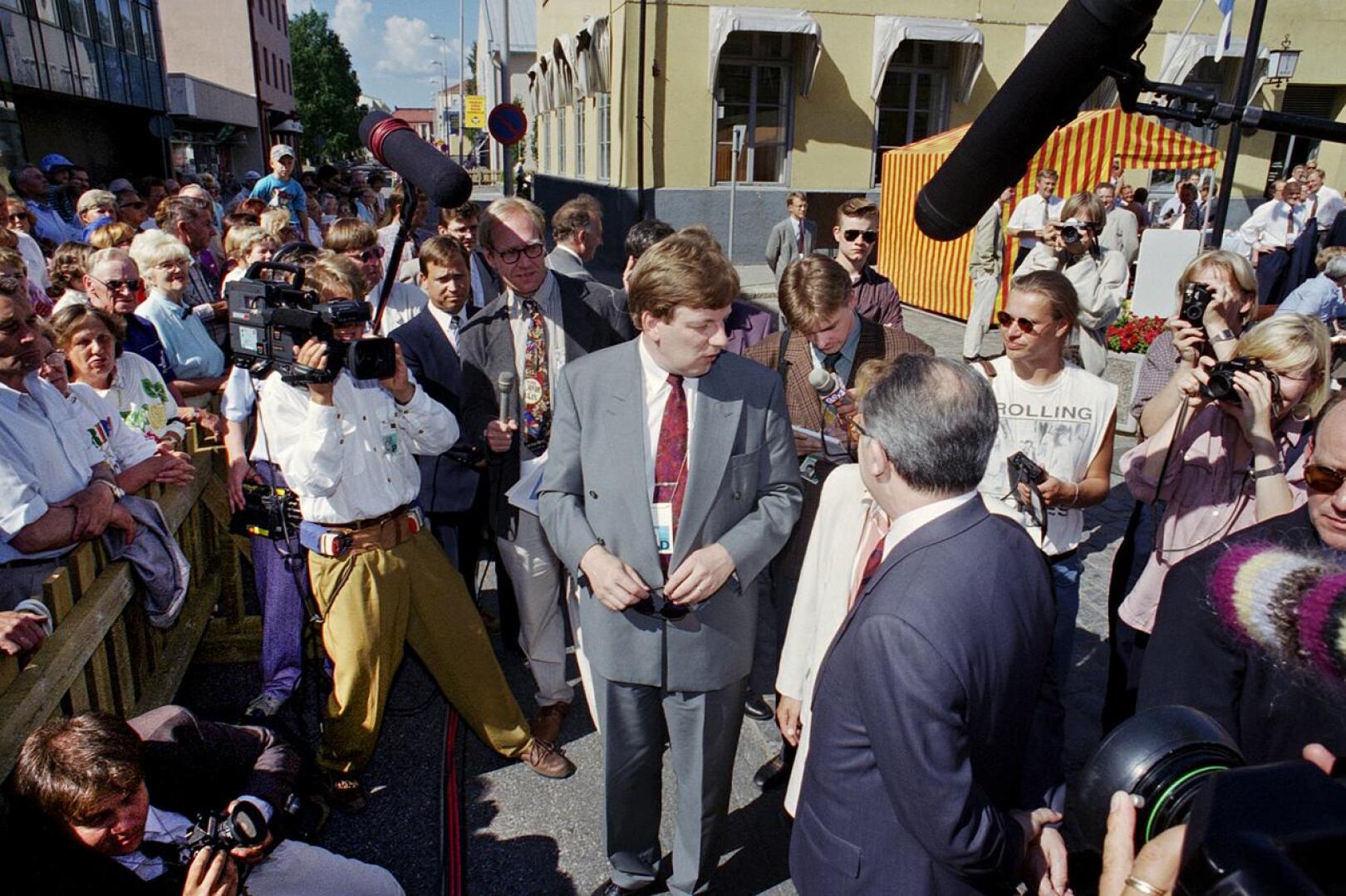 Pääministeri Esko Aho ja EU-komission puheenjohtaja olivat suuren mediahuomion kohteena heinäkuussa 1994. Taustalla vanhana Libeckin sairaalana ja myöhemmin HOP:n kiinteistönä tunnettu rakennus.