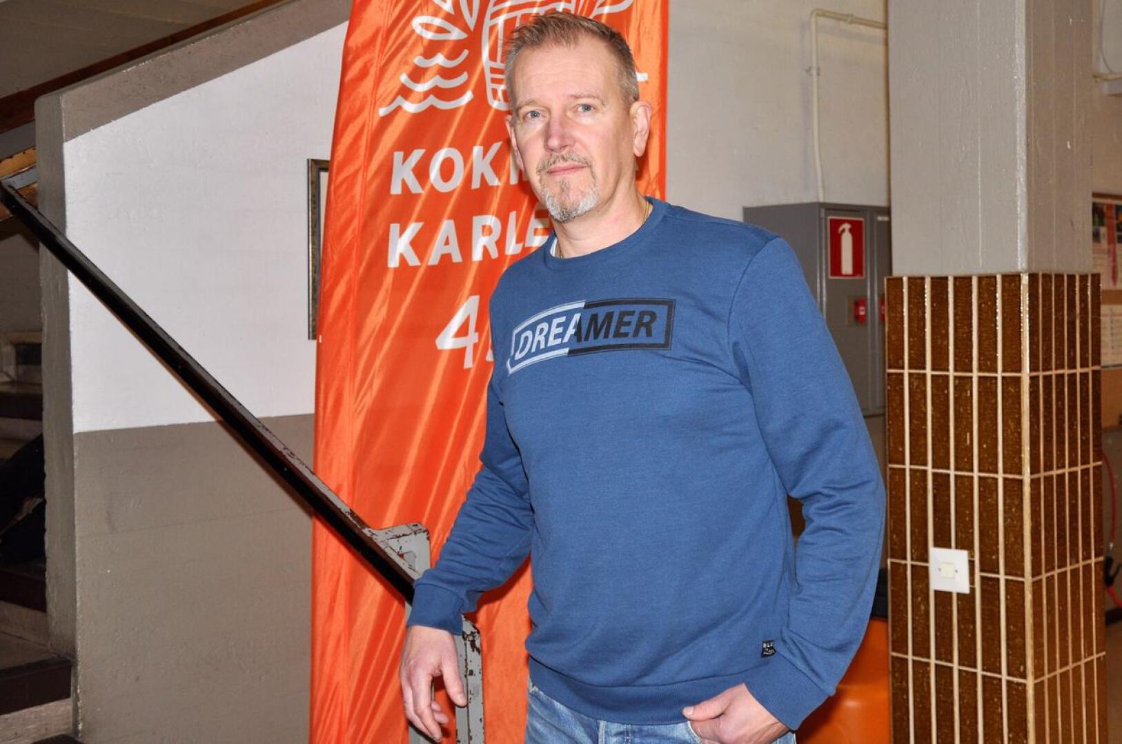 Marko Känsäkangas opiskeli merkonomiksi ja työn ohessa hitsausalan ammattilaiseksi. Hän kertoo viihtyvänsä työssään hyvin.