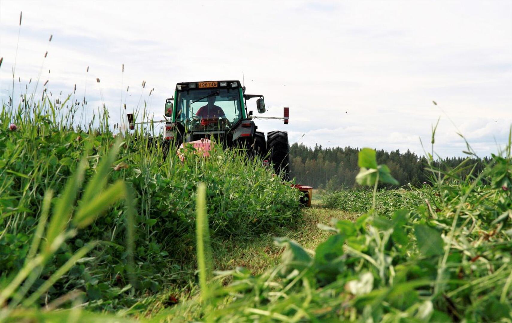 Nivalan maaseutunäyttelyssä on mahdollista seurata uusimman nurmenkorjuutekniikan toimintaa.