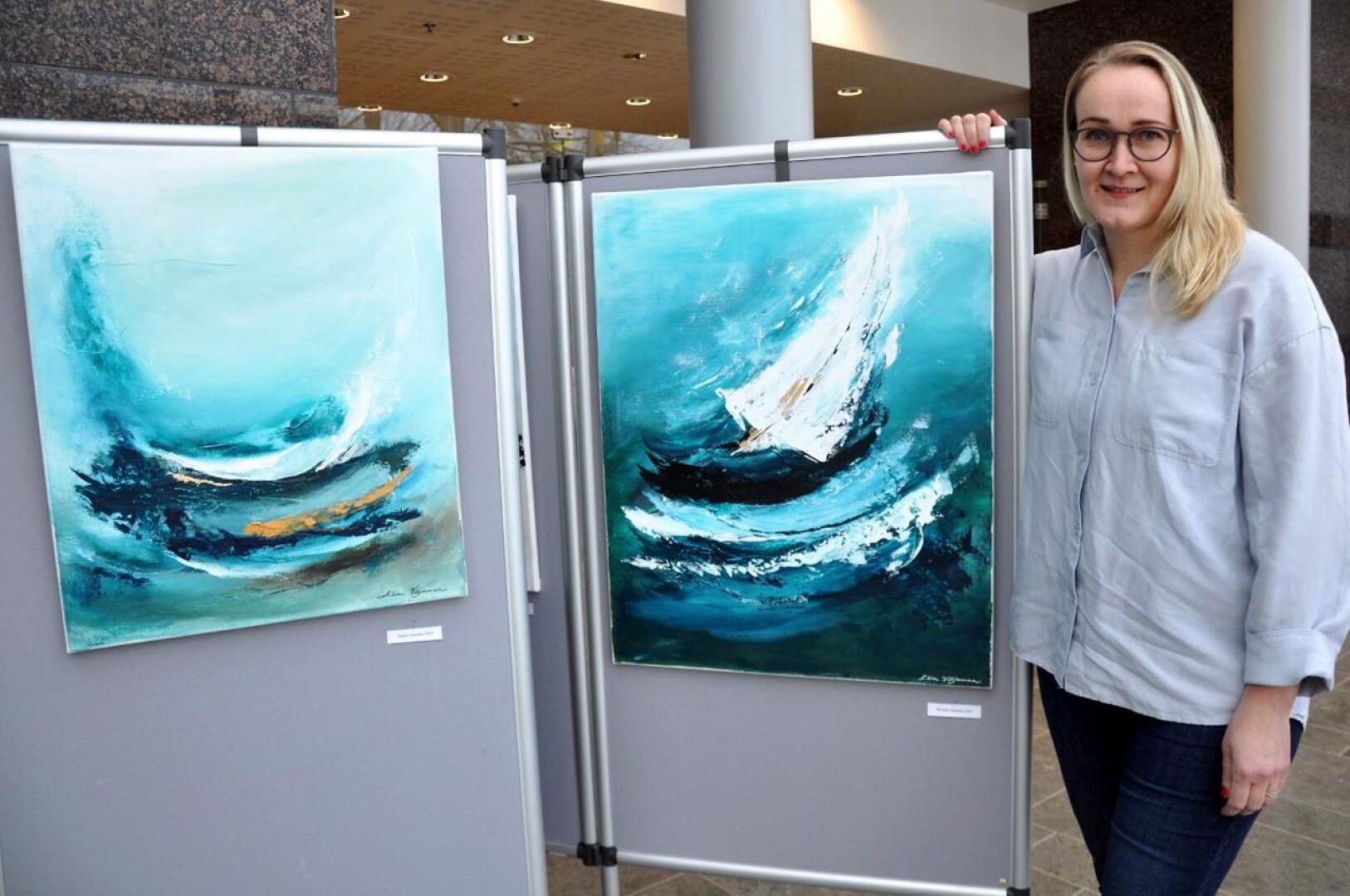 Elisa Viljamaan taidetta on Kokkolan kaupunginkirjaston tuloaulassa helmikuun ajan. – Minulla oli näyttelyvaraus tänne jo kaksi vuotta sitten, mutta pandemia sotki kuviot.