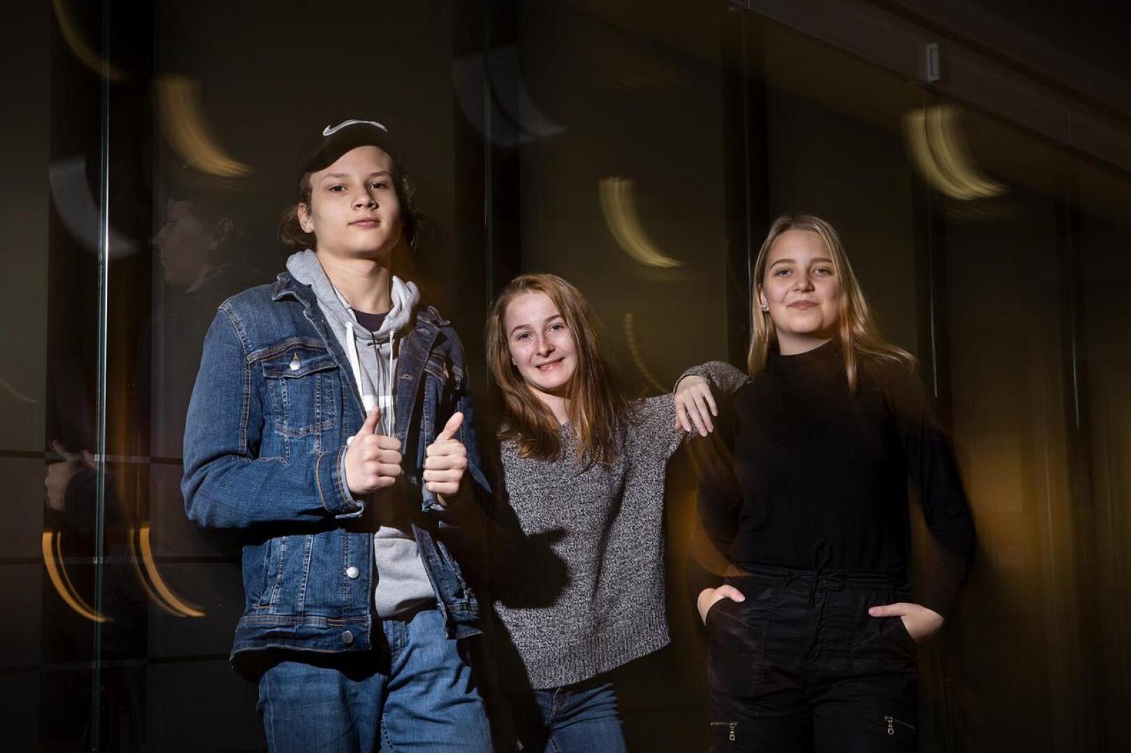 Ammattiopiston opiskelijat Joni Märsylä (vas.), Nea Nisula ja Saana Koivisto odottavat saavansa Hyvinvointimessuilta vinkkejä muun muassa terveelliseen ruokavalioon. 